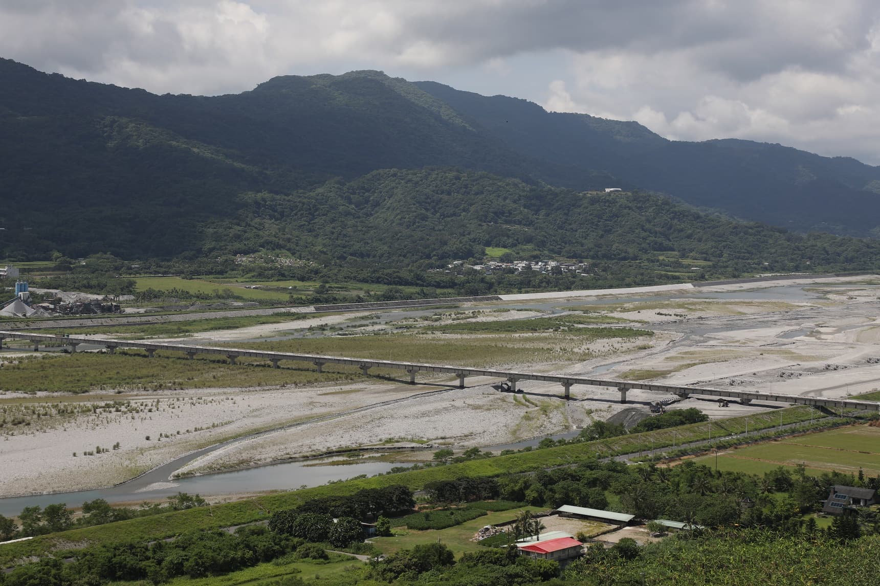 「日光輕航機場」基地就位在花蓮溪出海口附近。