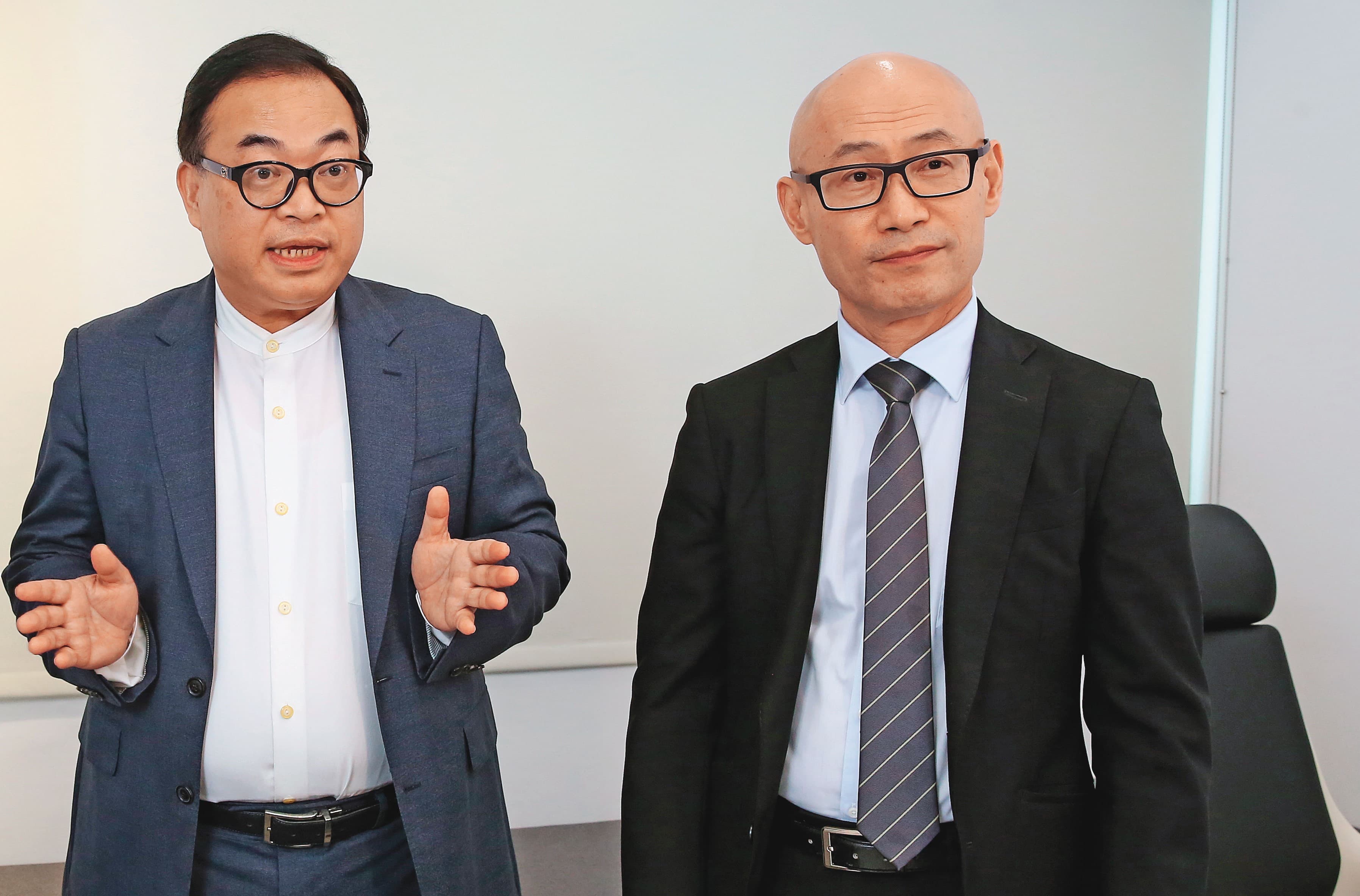原與顏德新談好共治東林的市場派董事李懷原（右）、戴偉衡（左），不滿顏出爾反爾贏者全拿，決定以臨時股東會解任公司派董事，取得經營權。