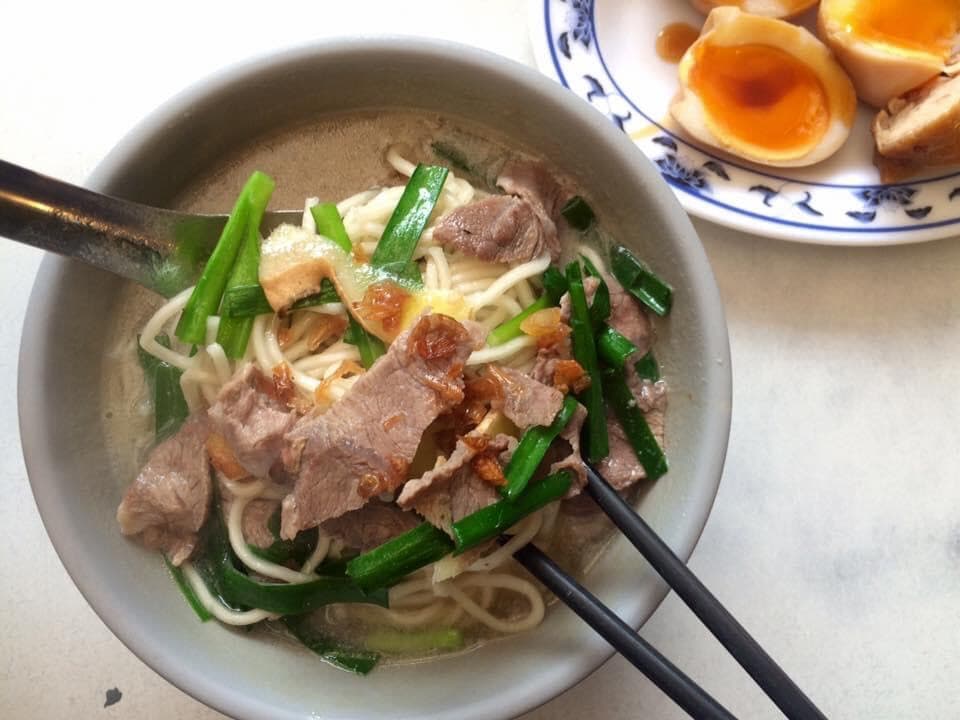 「昶鴻麵點」以豬頰肉做成的「菊花肉麵」帶有清鮮古早味。