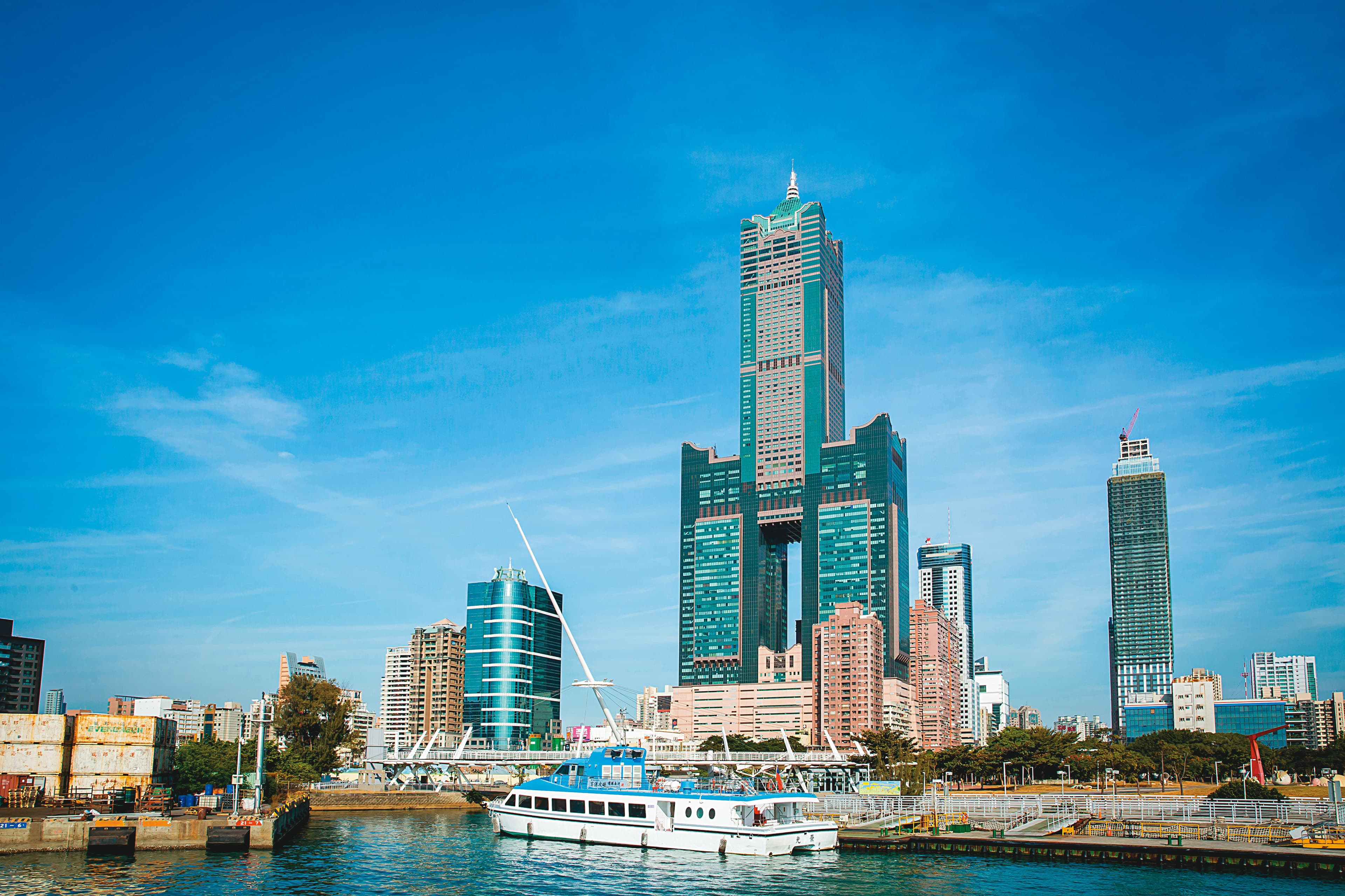 高雄市2020年Q2均價：20.35萬元／坪，較去年同期上漲：7.72％，2020上半年成交量：16,671戶。
