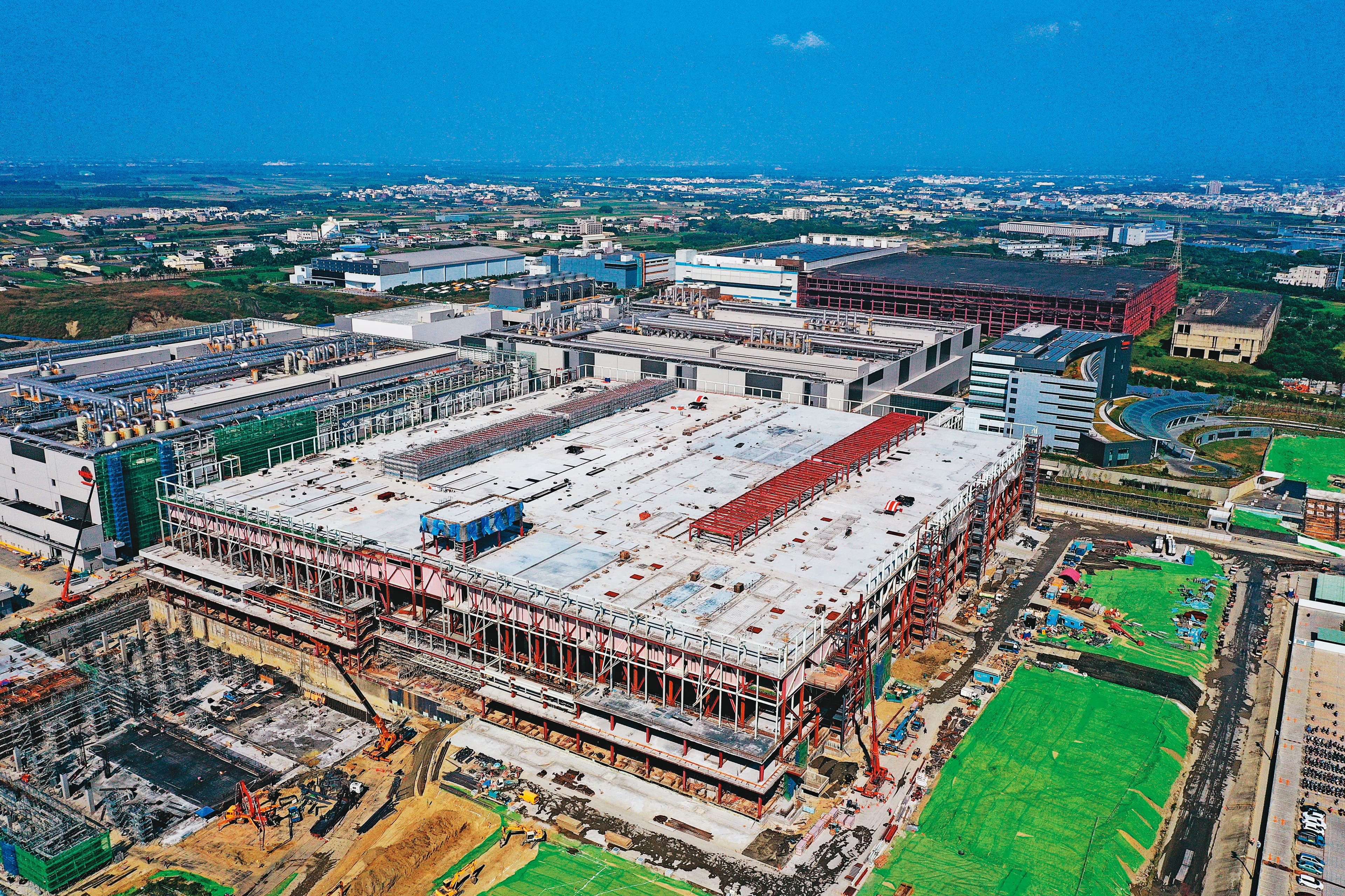 台積電南科擴廠動作不間斷，周遭土地價格自2012年起翻漲1倍，房價成長幅度超過7成。