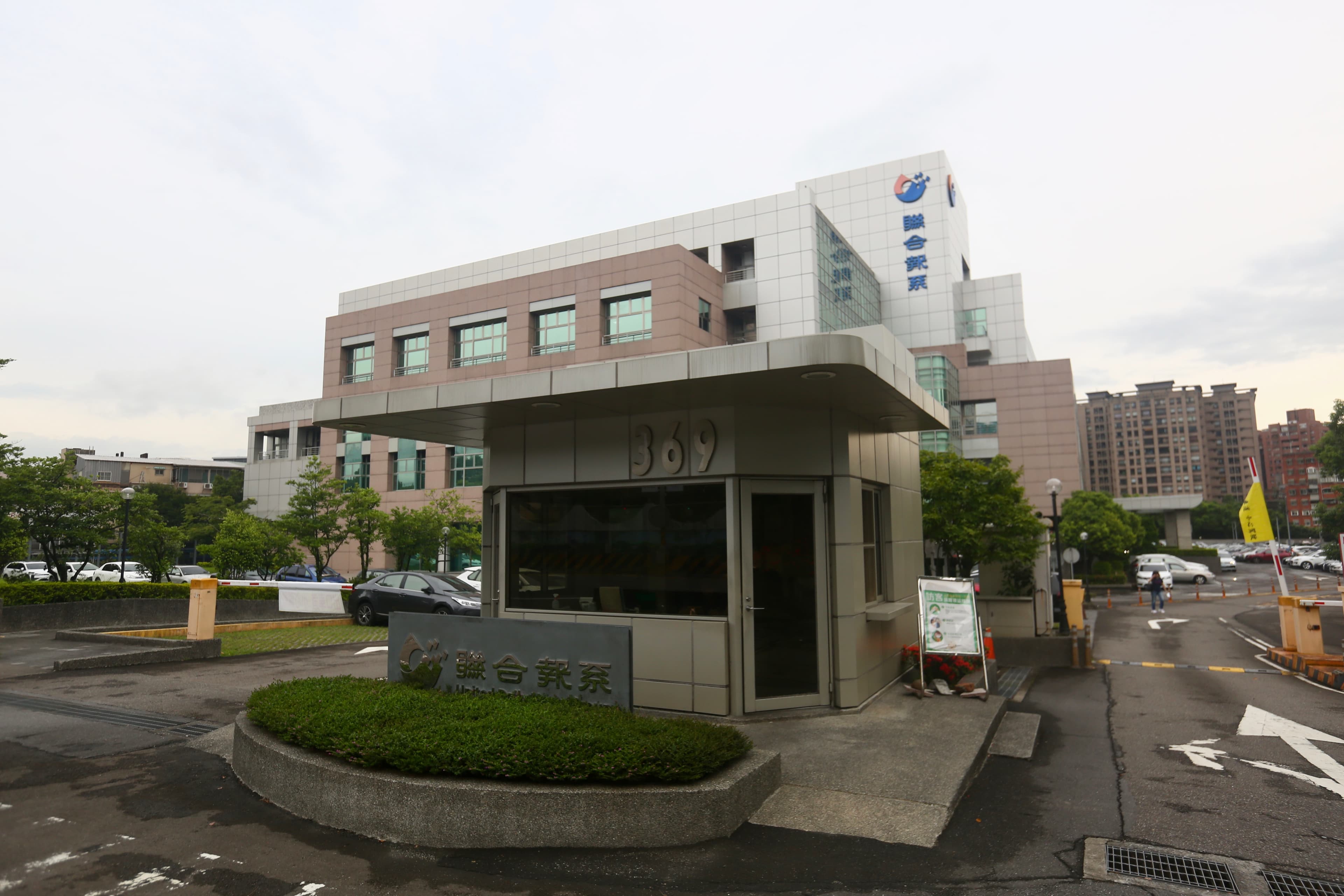 立委王定宇指控，《聯合報》集團各公司在政府公開招標案「廣泛參與」，但卻另一手批判獨厚親綠廠商、評委的做法。