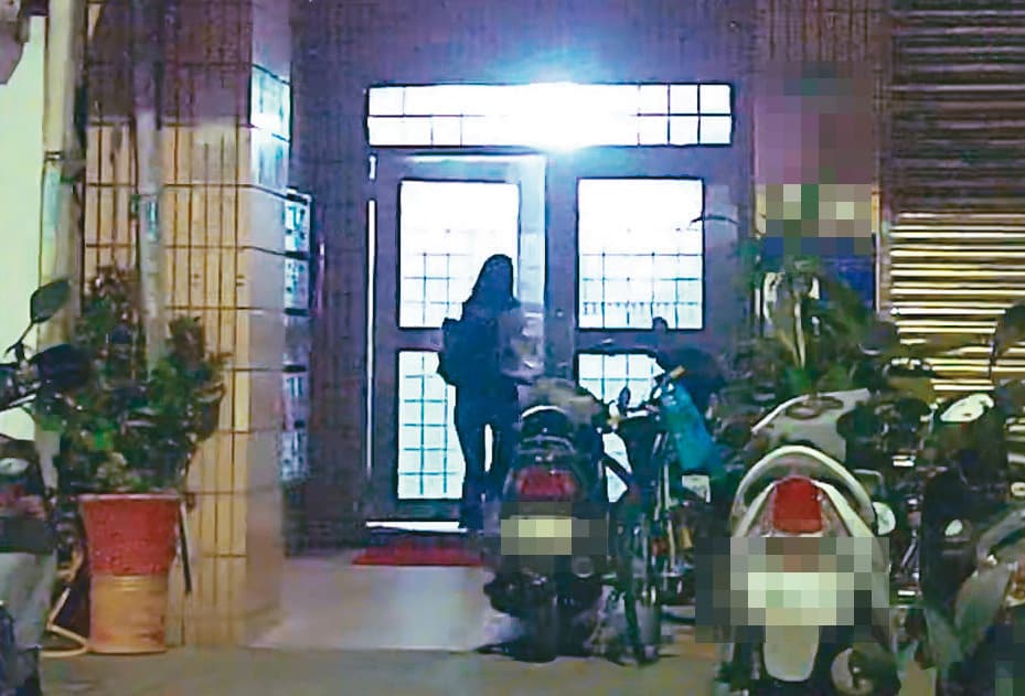 07/26 01:19 吳怡農前腳剛回住處,相隔5分鐘,王姓小農女(圖)便出現在他的住處,輕鬆推開大門上樓夜宿。