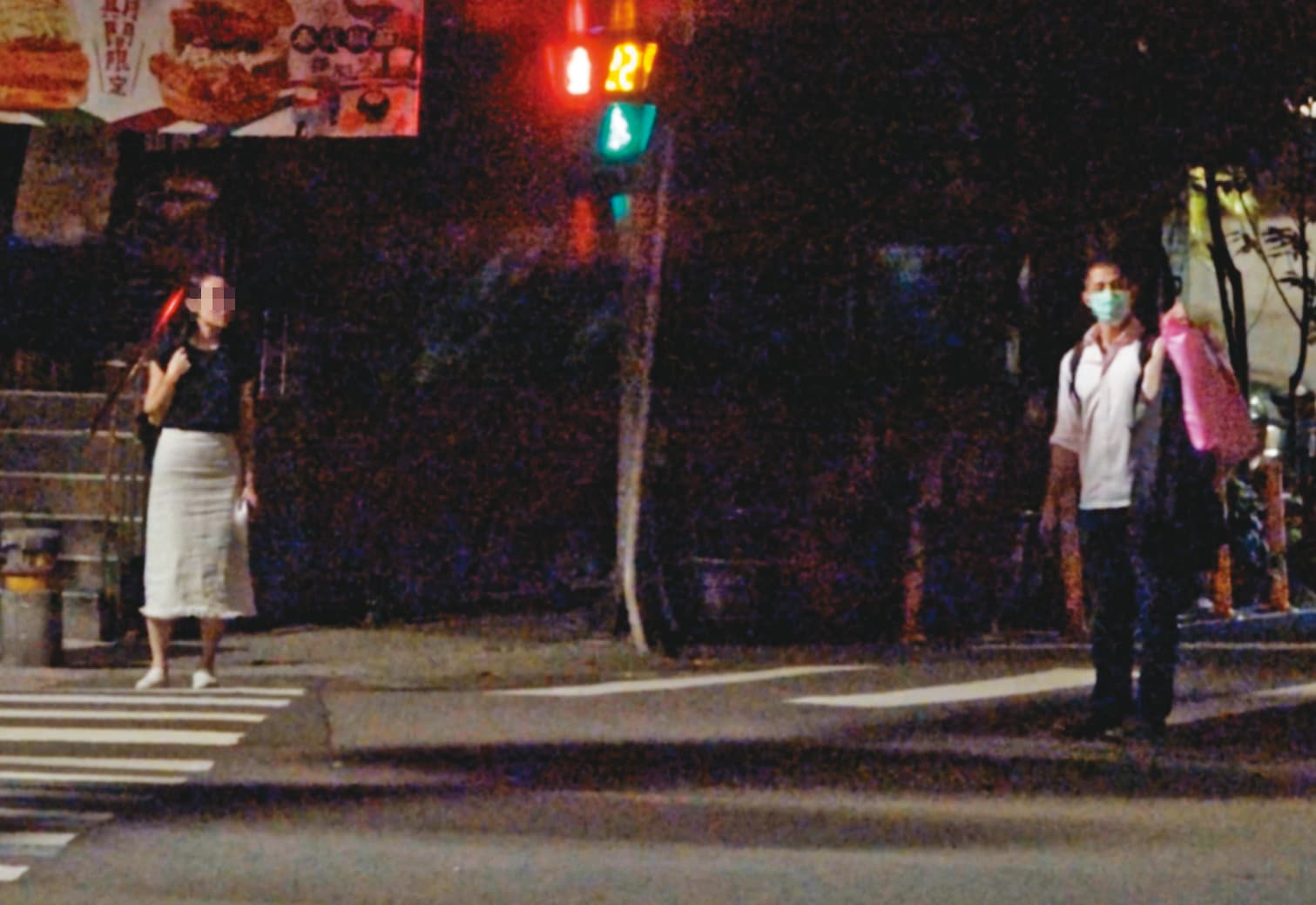 08/07 01:12 吳怡農(右)與小農女(左)互動低調謹慎,在馬路上還刻意保持「社交距離」。