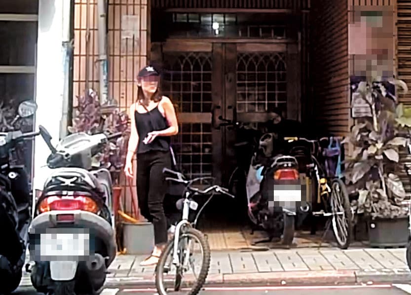 08/02 15:00 小農女(圖)在吳怡農住處待了10小時,離開時穿著深色細肩帶小可愛、頭戴鴨舌帽,與進入時相同。