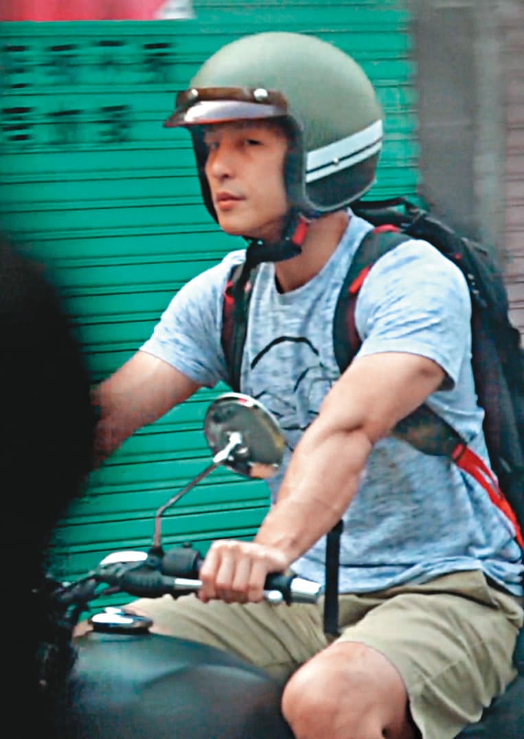 07/19 16:39 一直宣稱自己單身的吳怡農,出入公開場合相當謹慎,即使騎著帥氣野狼機車,眼光仍不時緊盯本刊記者車輛。