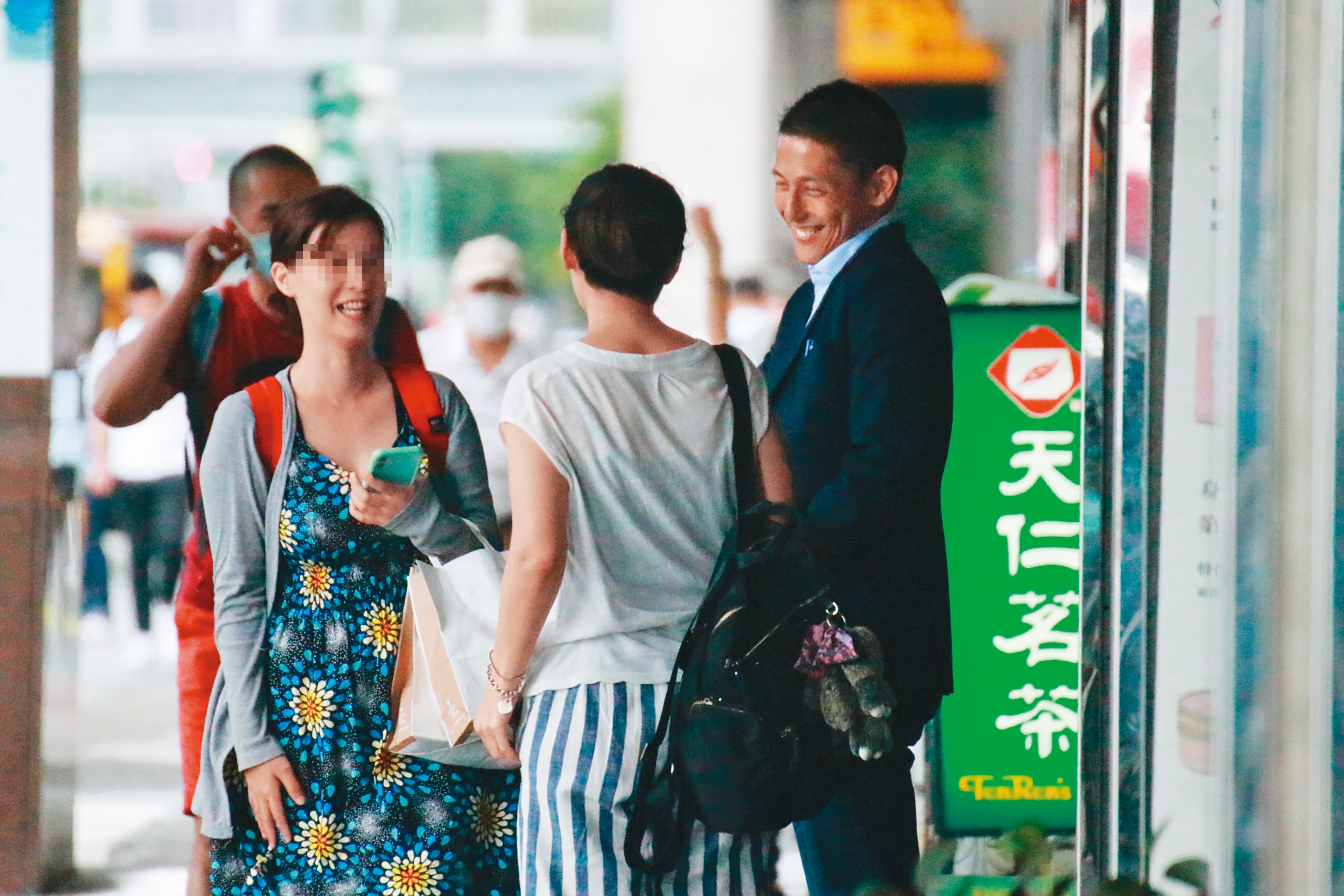 吳怡農(右1)過去一直是黃金單身漢形象,異性緣極佳。