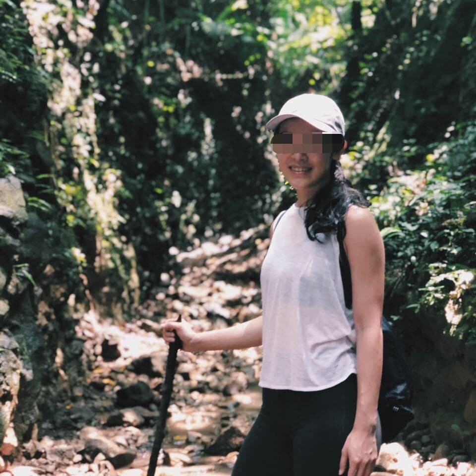 小農女大學時代就曾在外交部、美國在台協會實習，外型亮眼的她，還曾被同學在PTT留言封為「超正公關」。（翻攝自臉書）