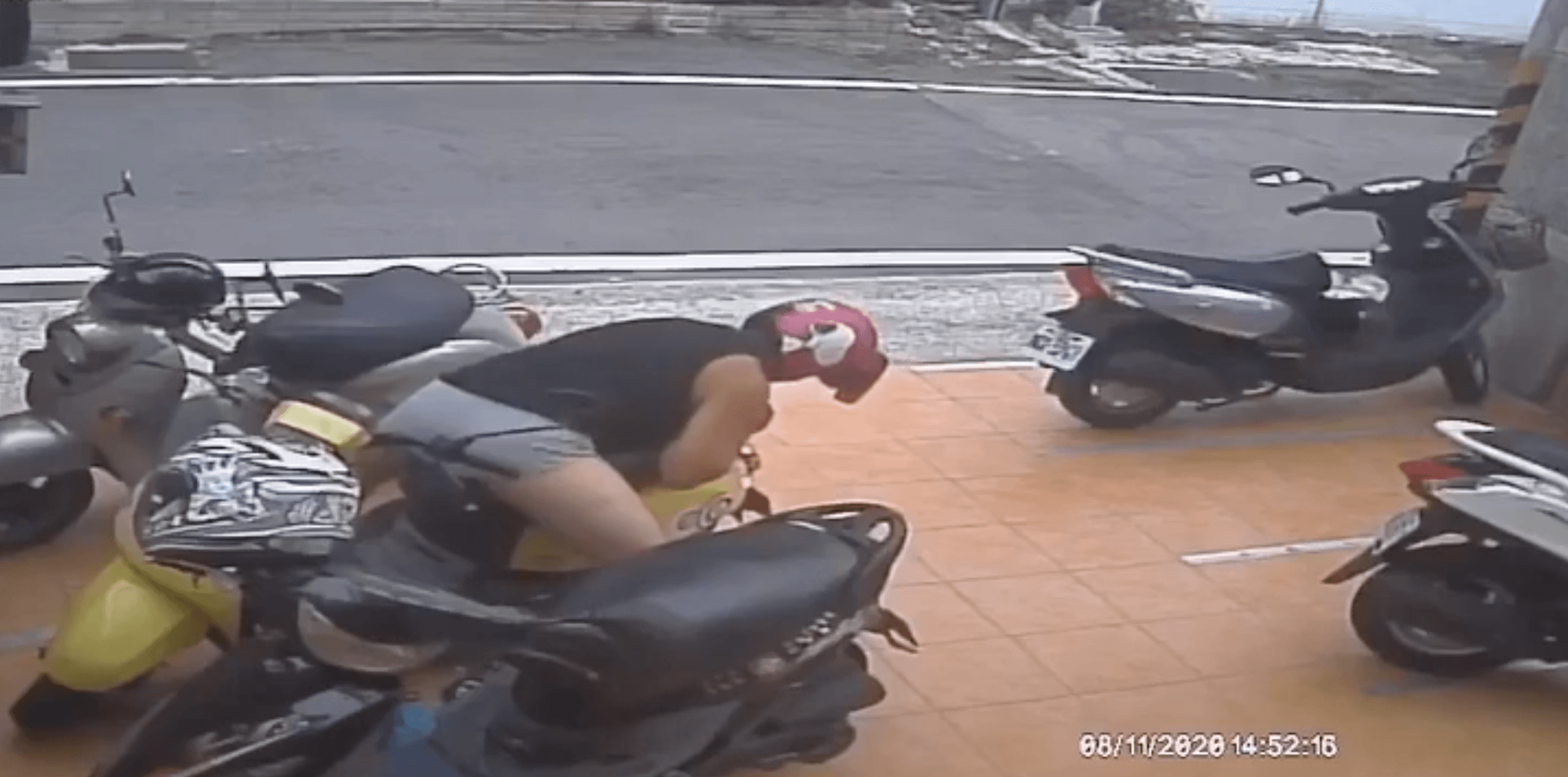 男子當街脫褲，對機車做出不雅舉動。（翻攝自「我是頭份人」臉書社團）