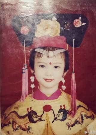 金晨貼出小時候的照片證明自己一直是歪嘴。（翻攝自金晨微博）