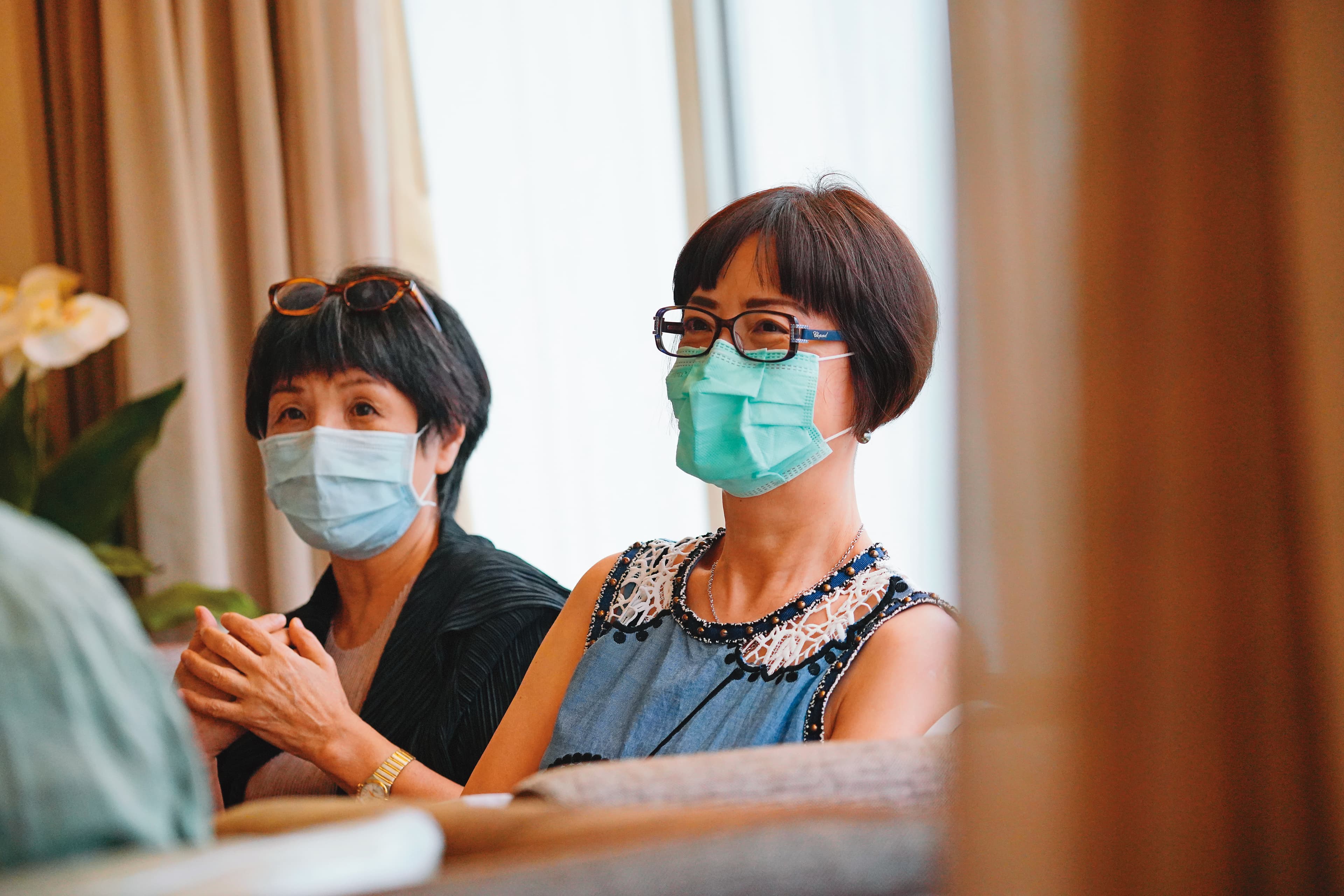 駱慧芳（右）說，剛開始聽到「世界末日」也覺得很怪，「但聽久了大家都信，你怎麼會不信？他的錄音帶你每天在聽，叫你去殺人都會殺人了。」