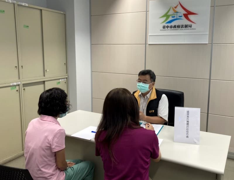 台中市政府法制局成立專責窗口，協助辦理團體訴訟收件作業。（法制局提供）