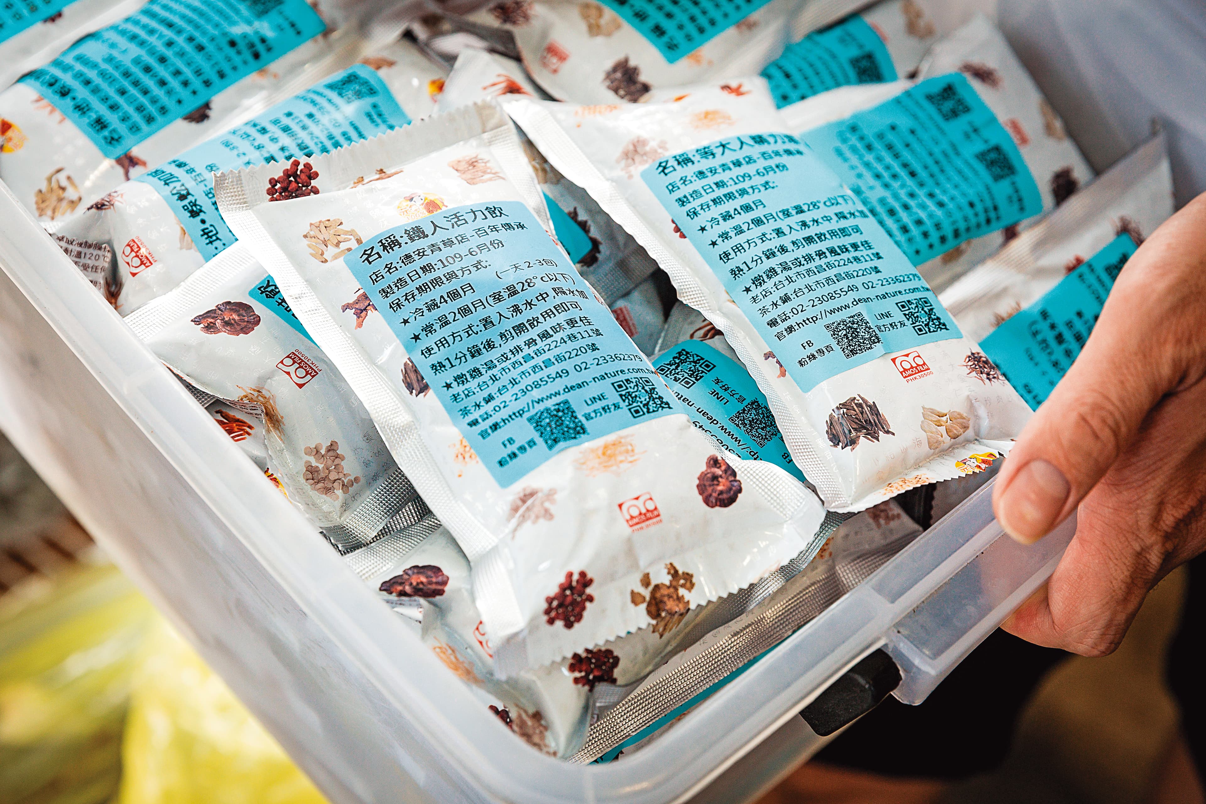 簡宜賢研發出的養身飲品，加熱就可喝，也可加雞肉一起煮，食用方便。鐵人活力飲60元／包，等大人精力湯80元／包。