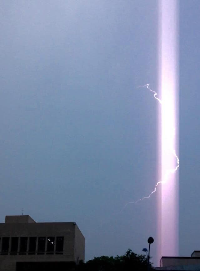 雲林昨日降下一道「紫金神雷」，引發當地居民熱烈討論。（翻攝自彭啟明臉書）