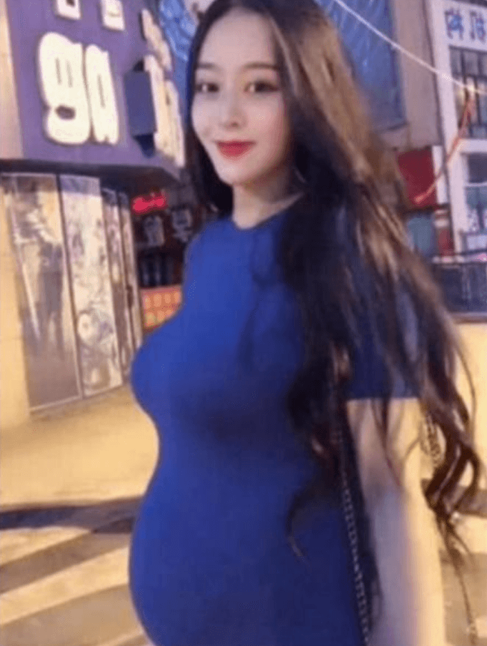 當年真正的女主角余藝已升格為人母，展開新生活。（圖片翻攝自微博）