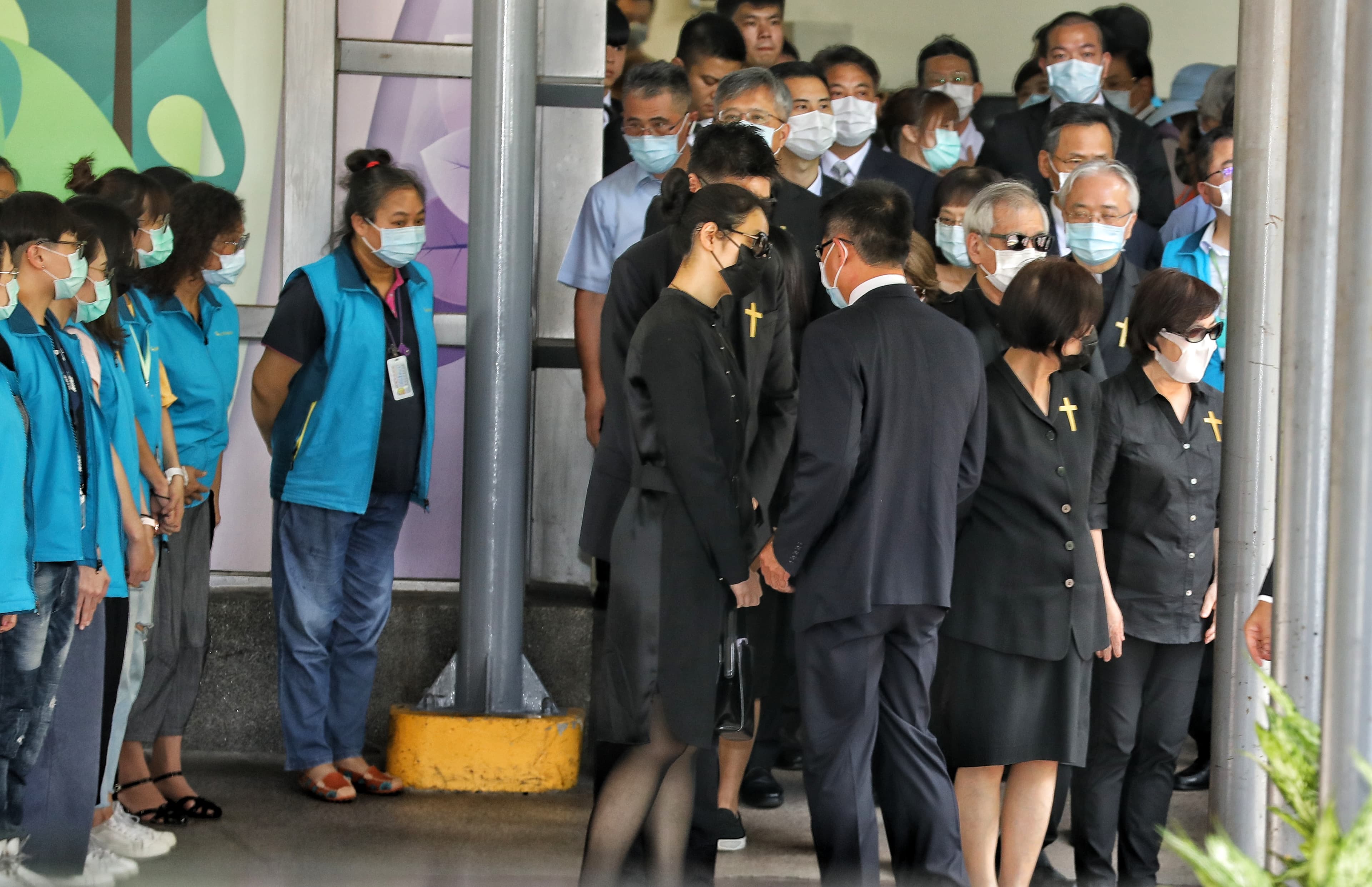 李登輝的女兒李安妮（前排右1）、李安娜（前排右2）、孫女李坤儀（前排右4）等人在二殯等候。