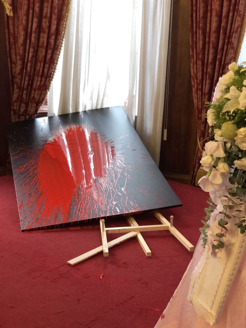 李前總統在台北賓館的追思會場竟遭潑漆。（翻攝畫面）