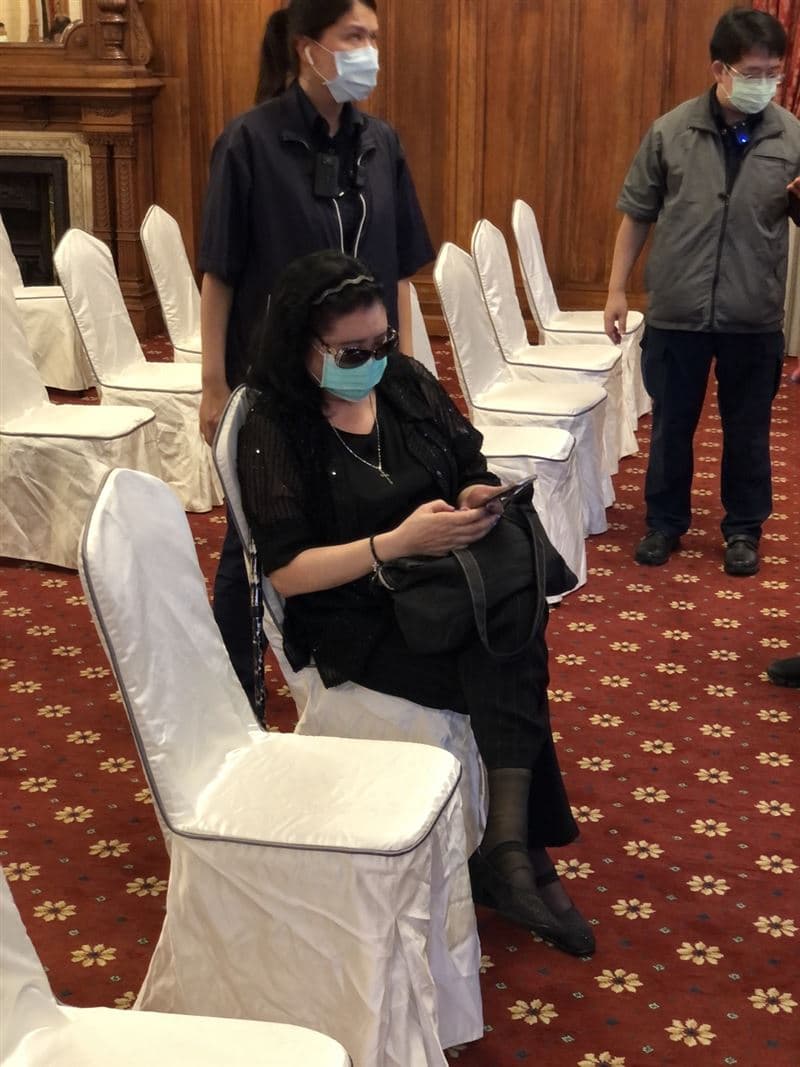 據了解，該名搞破壞的女子就是去年1月對前文化部長鄭麗君掌摑耳光的資深藝人鄭惠中。（翻攝畫面）