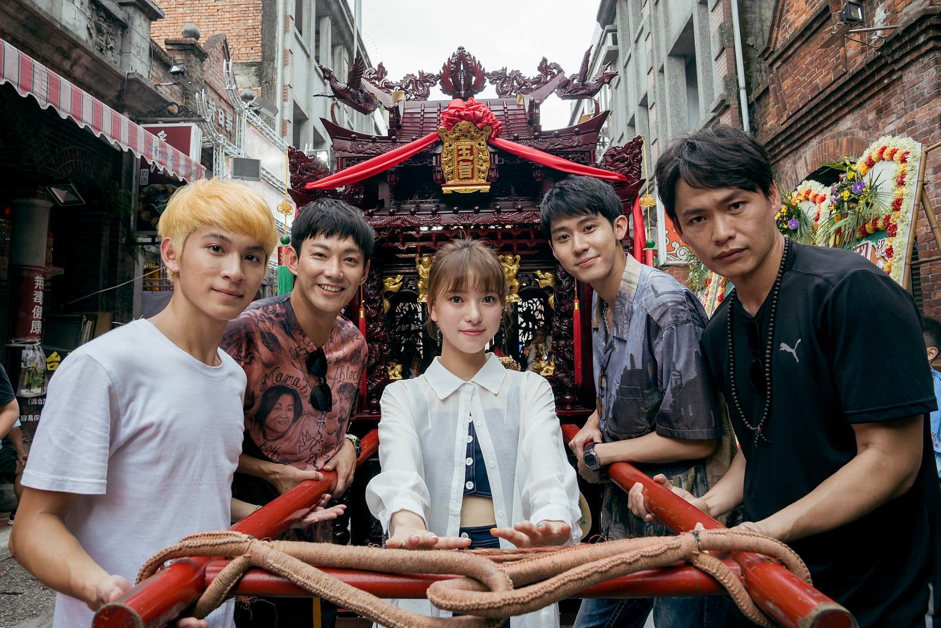 《神之鄉》演員李玉璽、項婕如、黃鐙輝、廖威廉、林暉閔也趁拍攝空檔參加，以信眾身份一同參加大溪遶境活動。（東森提供）