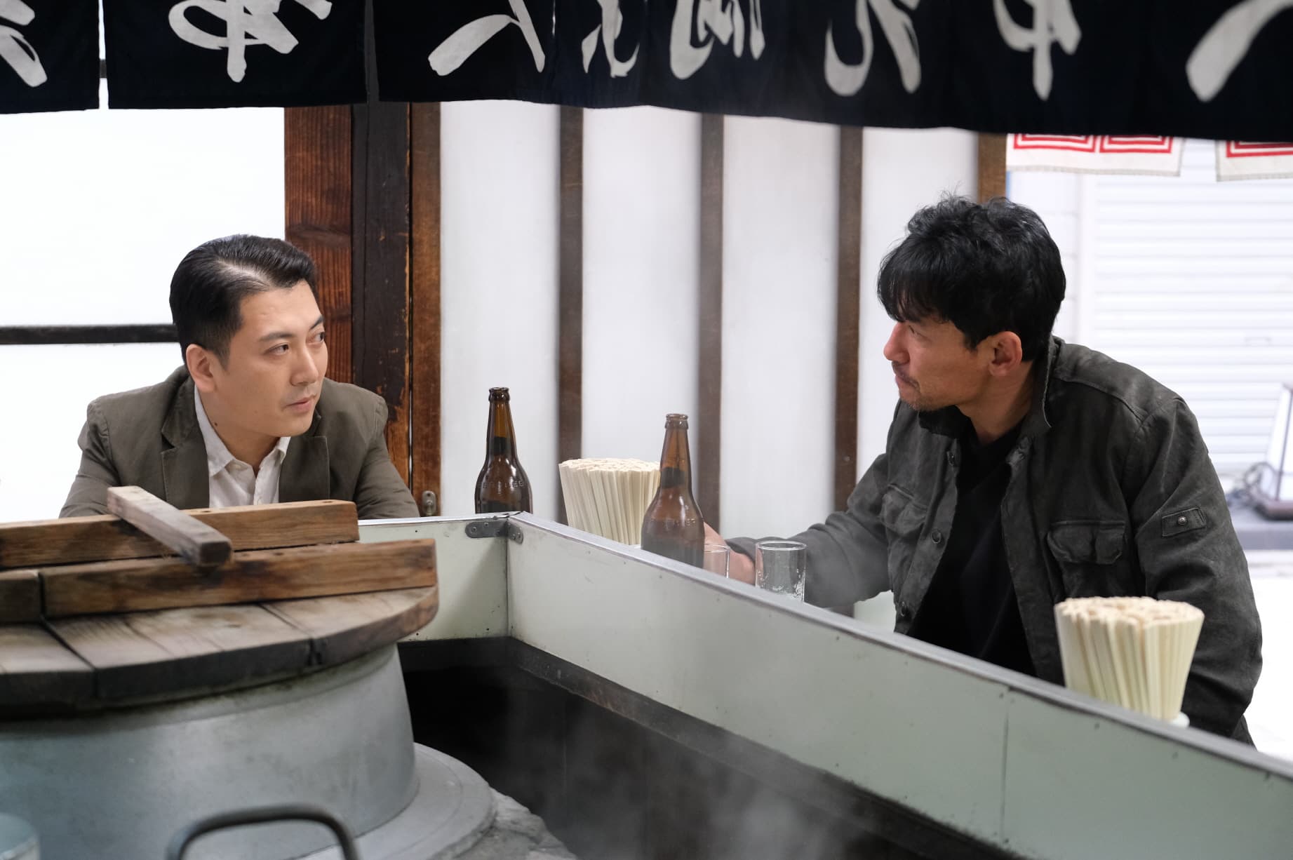 黃晸玟（右）在片中與朴明勳在拉麵店見面交換情報。有網友找出該餐廳的實際位置。（翻攝daum movie）