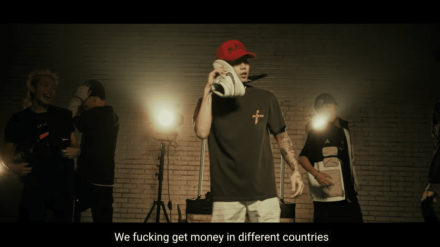 朴宰範在新曲〈Cypher〉展現朴社長霸氣，「我賺翻全世界」。（截圖自H1GHR Music）