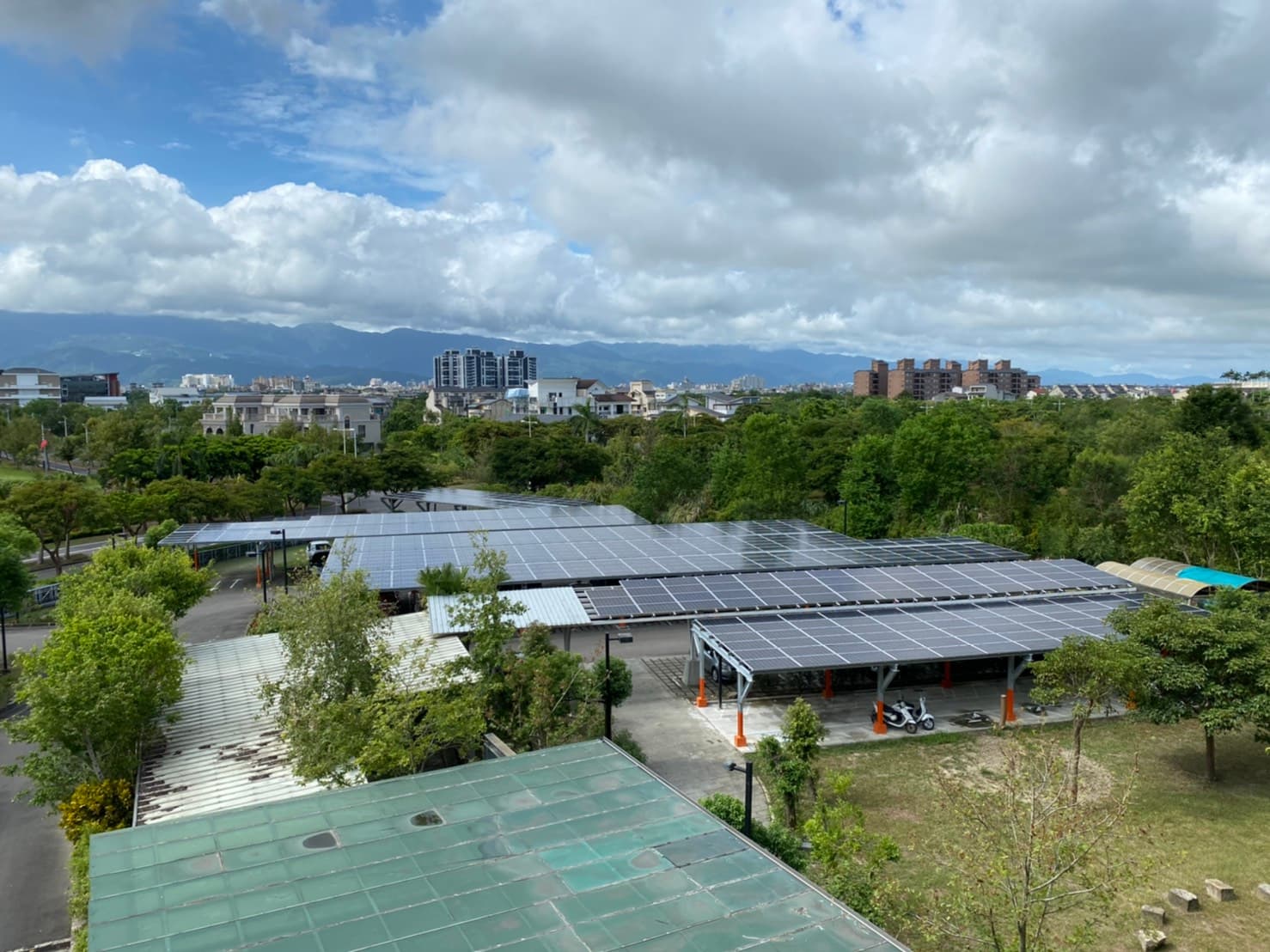 宜檢擴大興建兼具停車棚的太陽能板發電系統，還可讓洽公民眾不必擔心愛車風吹雨淋。  