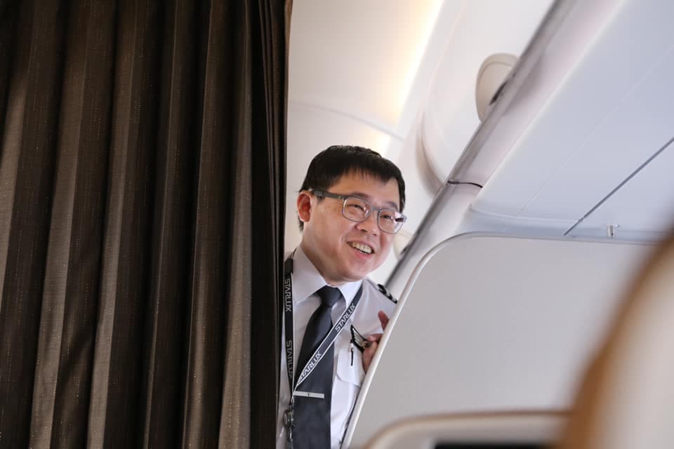 星宇航空由張國煒擔任機師，載著40名粉絲體驗「偽出國」飛行，還特別飛到釣魚台附近，讓所有乘客都嗨翻。（翻攝自星宇航空臉書粉專）