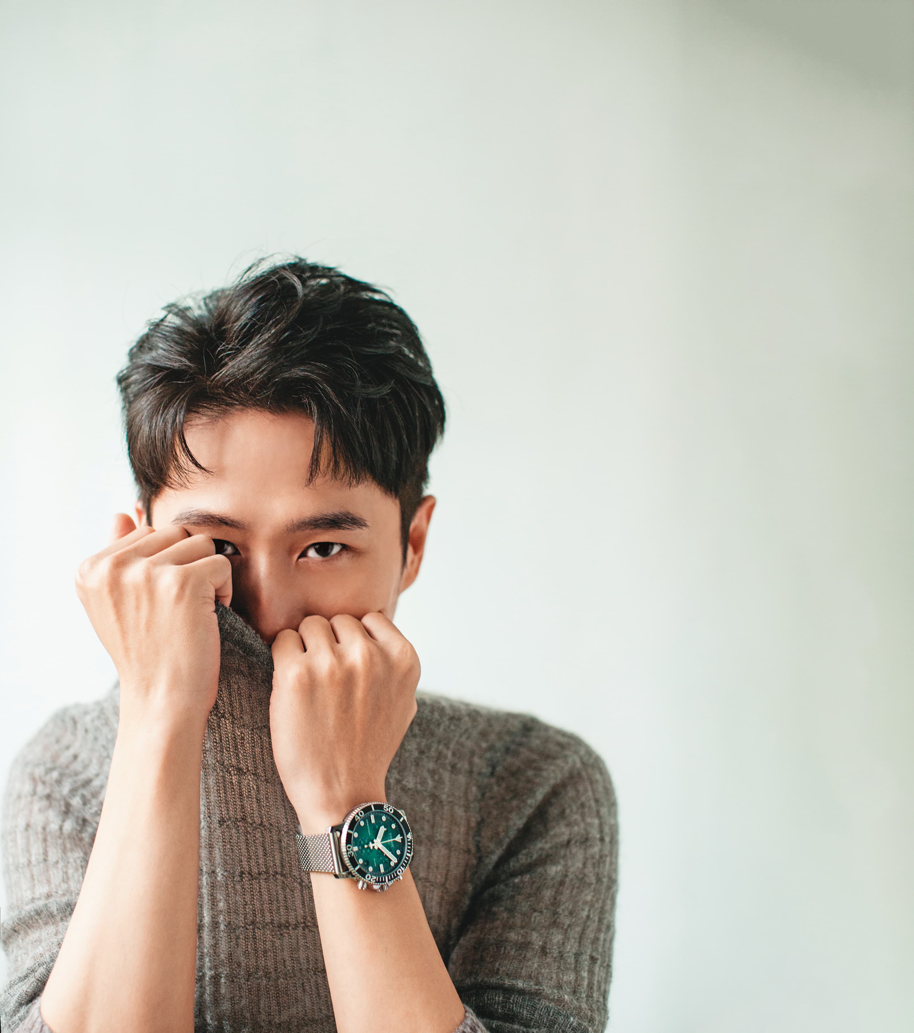 灰色透膚針織衫，價格店洽（PETER WU）。