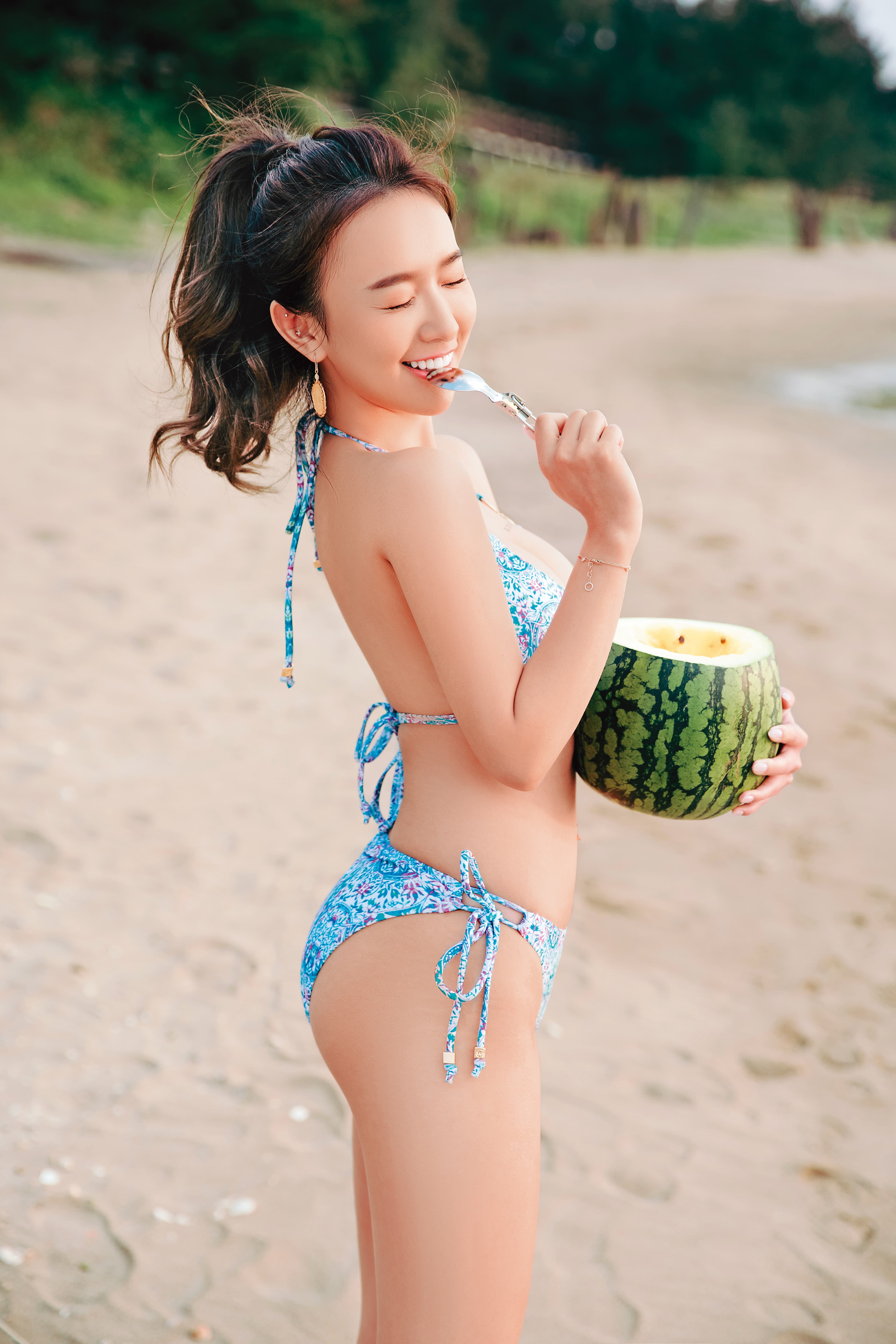 張雅涵擁34C上圍和21吋小蠻腰，近期推出寫真集EP《你的女朋友》，展現青春無敵的模樣。（非常星工作室提供）