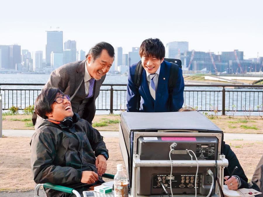 吉田鋼太郎（後排左）和田中圭（後排右）主演的《大叔的愛》在日本爆紅，還推出電影版和續集。（翻攝自《大叔的愛》IG）