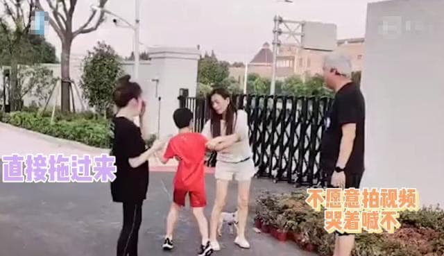 張庭日前拉扯兒子拍攝影片的畫面遭網友批評「走火入魔」。（翻攝自新浪微博）