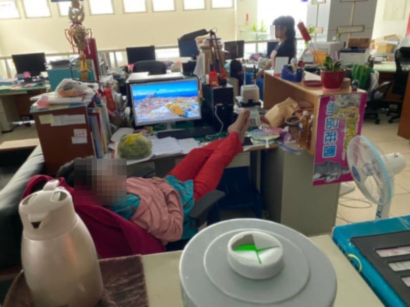 南投網路群組傳出一系列影像，指公所林員上班跳舞、午休翹腳，酸是「堪為現代公務員模範」。（翻攝畫面）