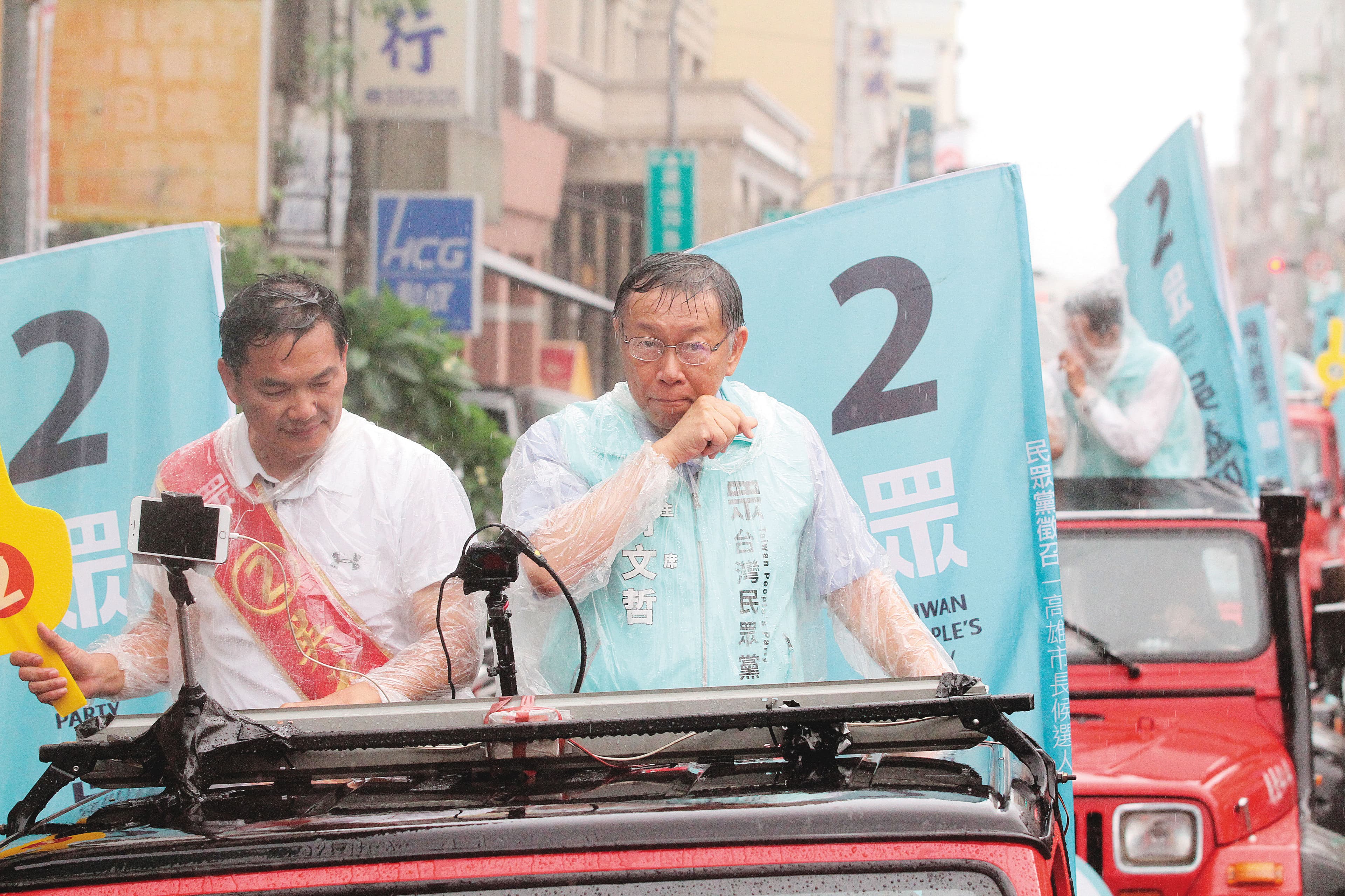 柯文哲補選前1天冒雨陪吳益政車隊掃街，但是最後仍慘敗。