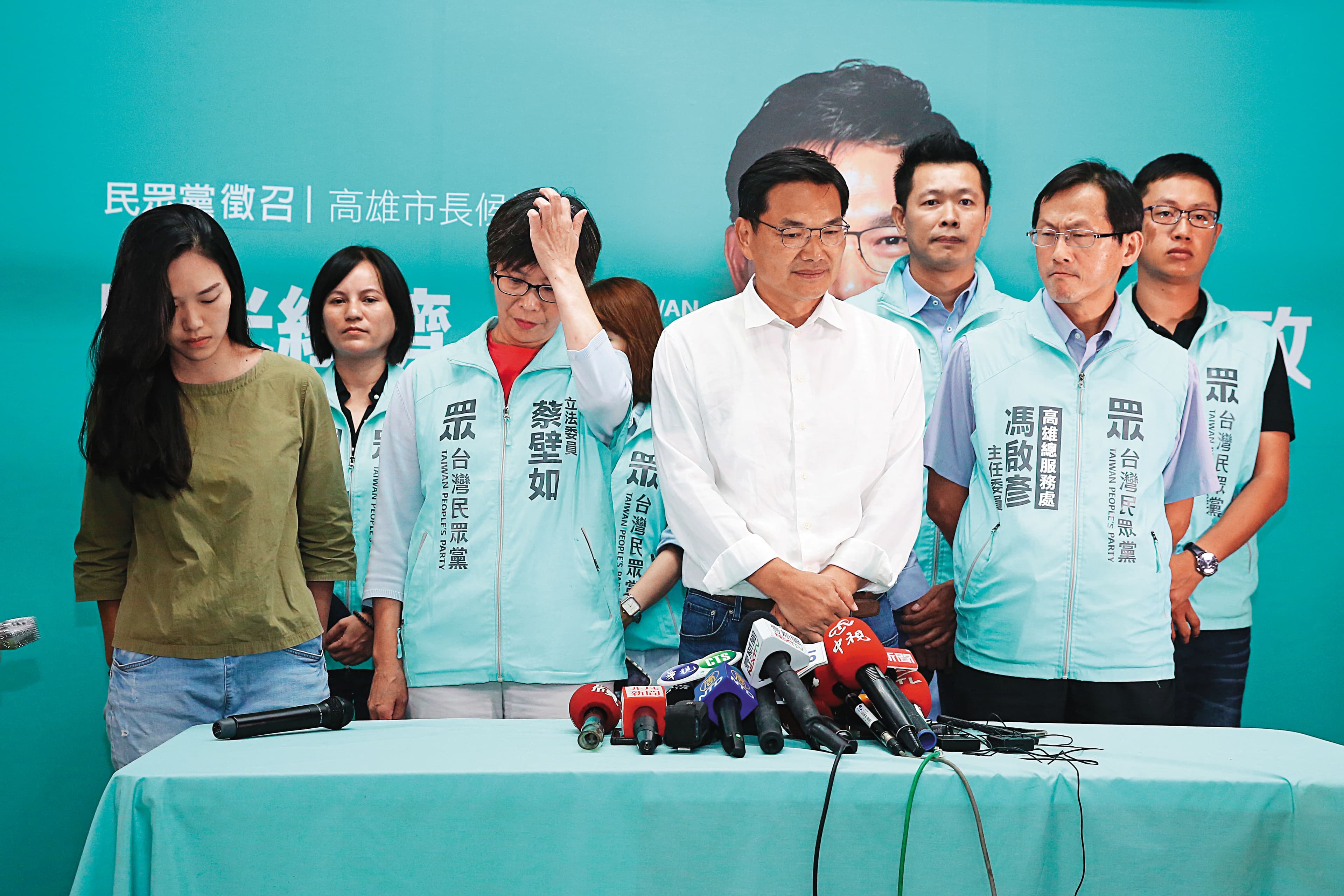吳益政由競選總幹事蔡壁如陪同舉行敗選記者會，卻不見柯文哲身影。
