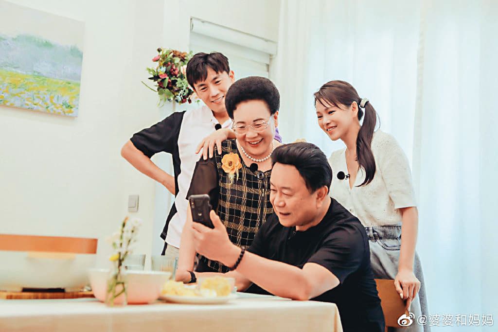 秦昊（左1）攜母（左2）與伊能靜（右1）合體參加《婆婆和媽媽》實境秀，3人溫馨又逗趣的互動獲得不少好評。（翻攝自《婆婆和媽媽》微博）