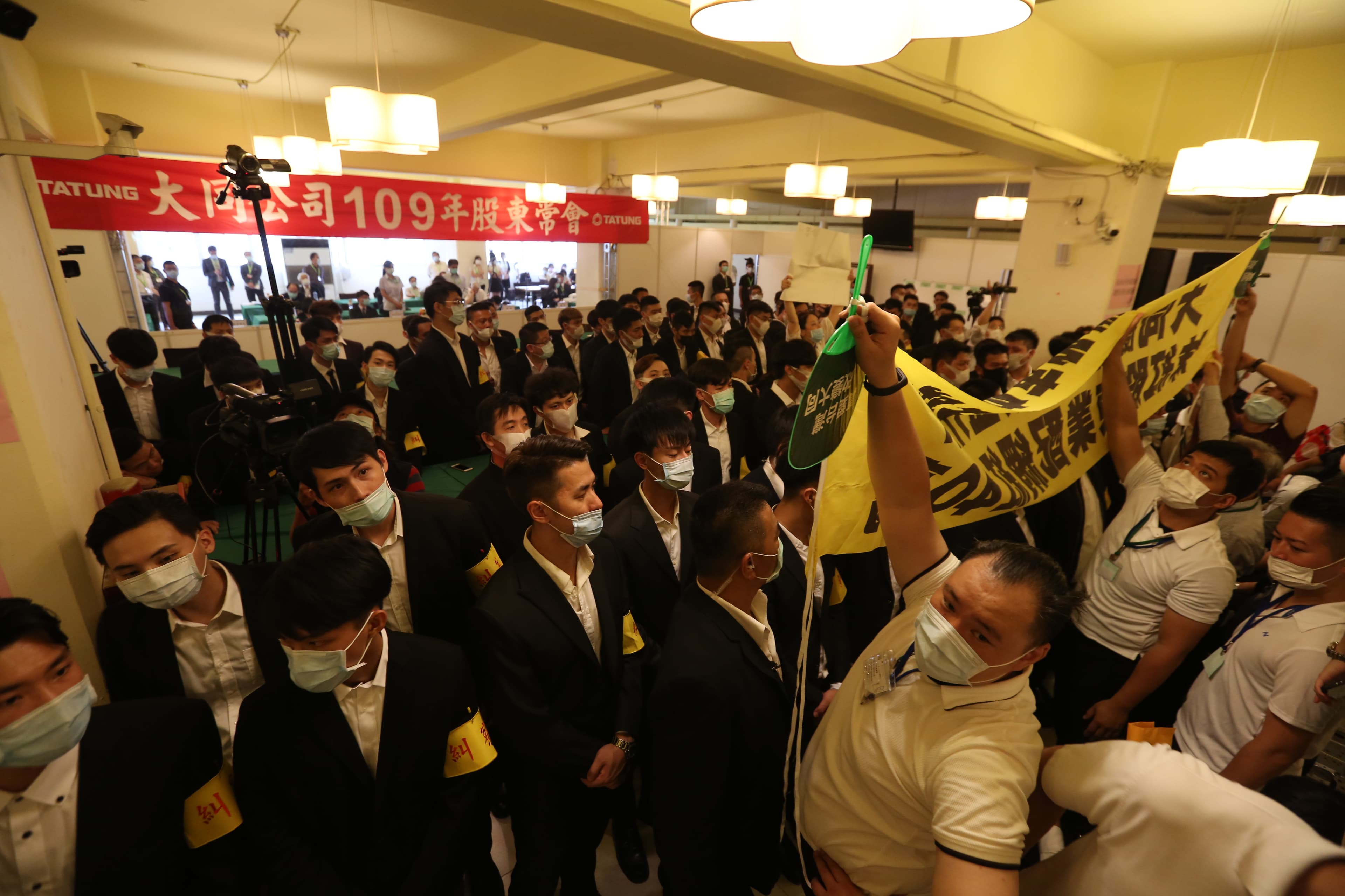 大同過去爆發多次經營權爭奪戰，為了保住江山，今年股東會公司派竟使用爭議手法保住經營權。