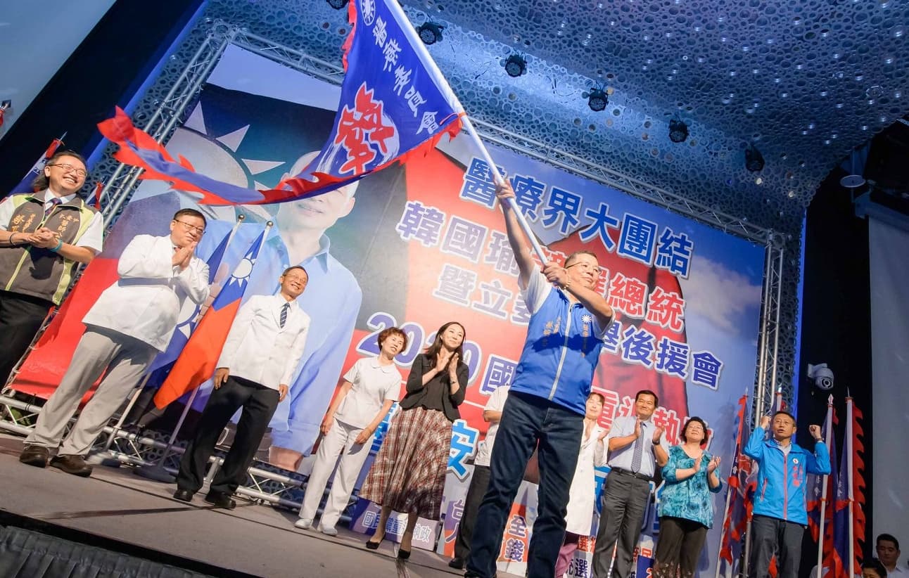 蔡明忠曾任韓國瑜醫療後援會總召，積極參與政治事務，這次以「彰化在地的醫師」的名義po文替衛生局喊冤。（翻攝自蔡明忠臉書）