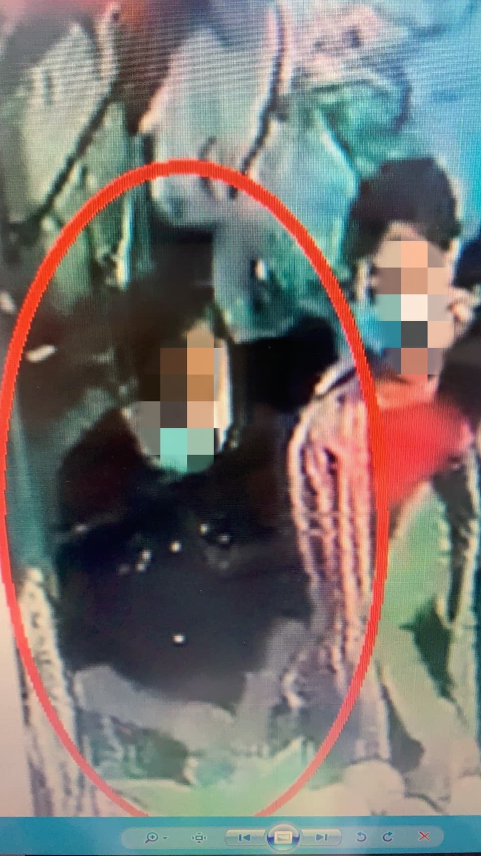 偷竊行為被監視器拍的一清二楚。（翻攝畫面）