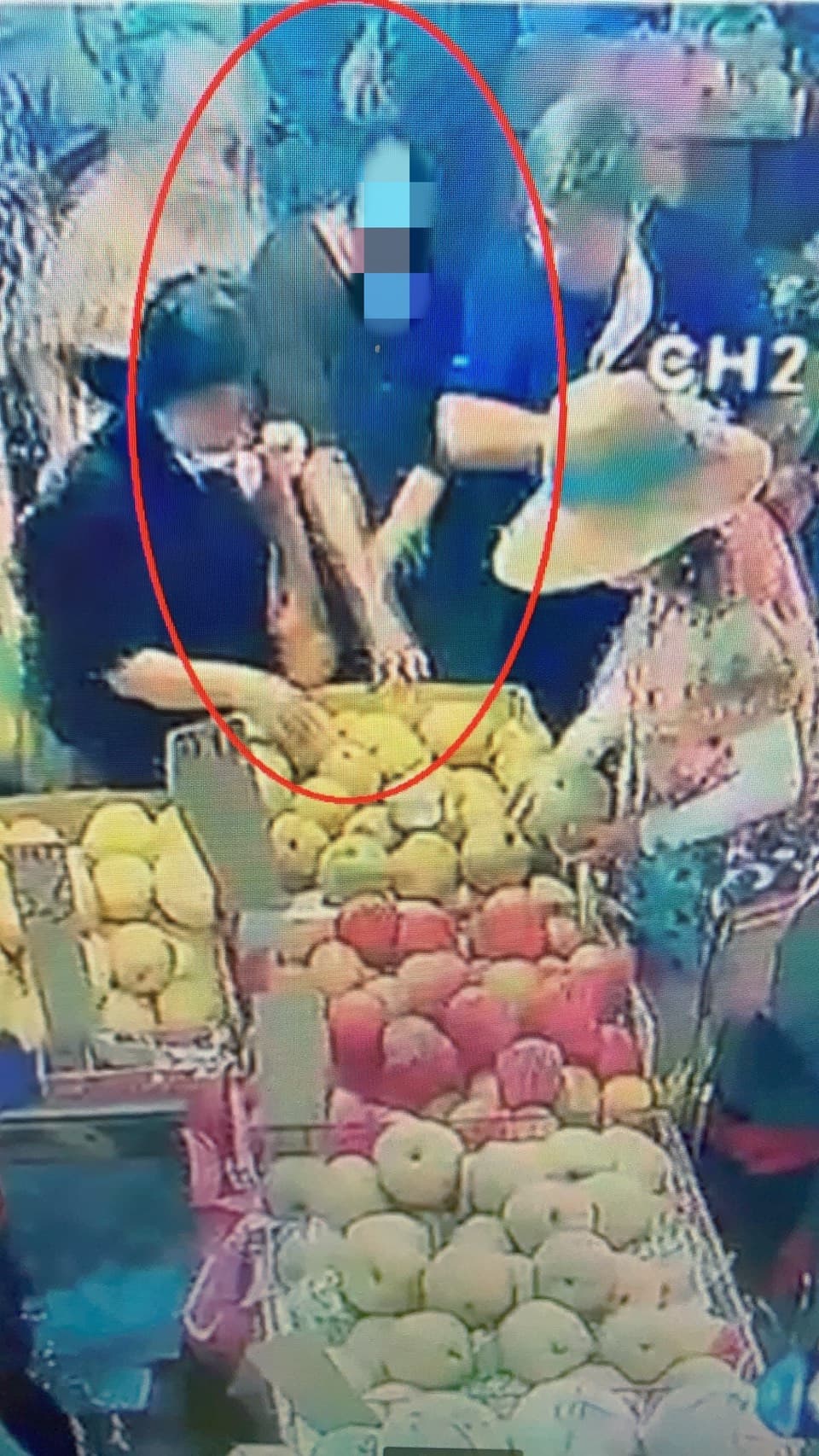 偷竊行為再怎麼隱密也逃不過監視器。（翻攝畫面）