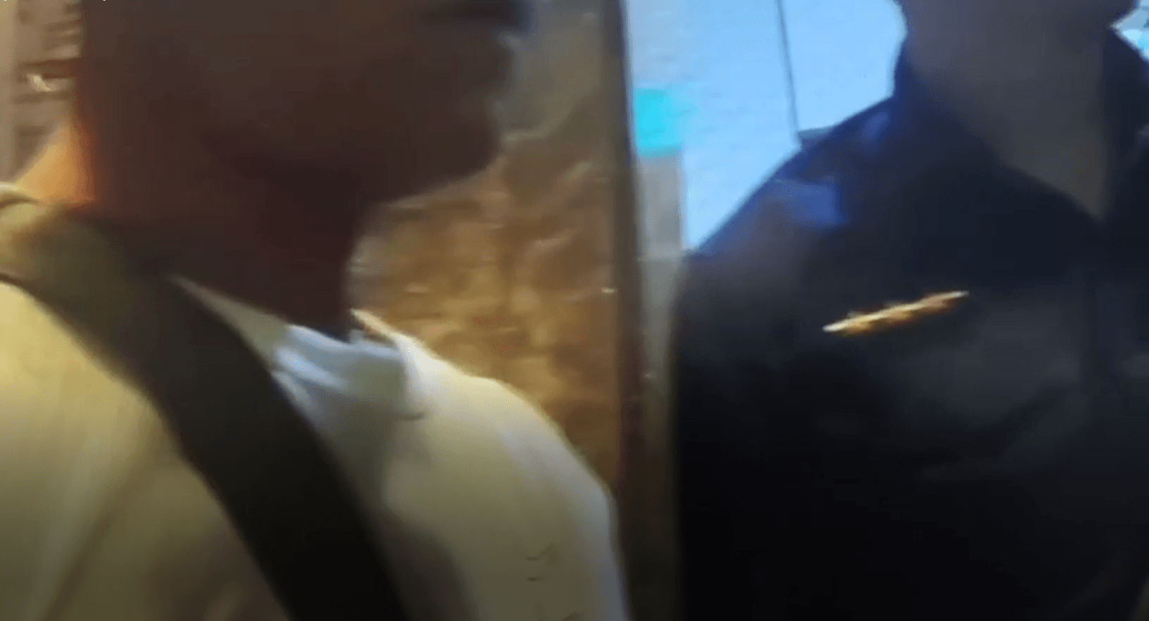 自稱俠客007的王姓男子（左）因與民眾發生衝突，警方獲報後前往了解。（翻攝畫面）