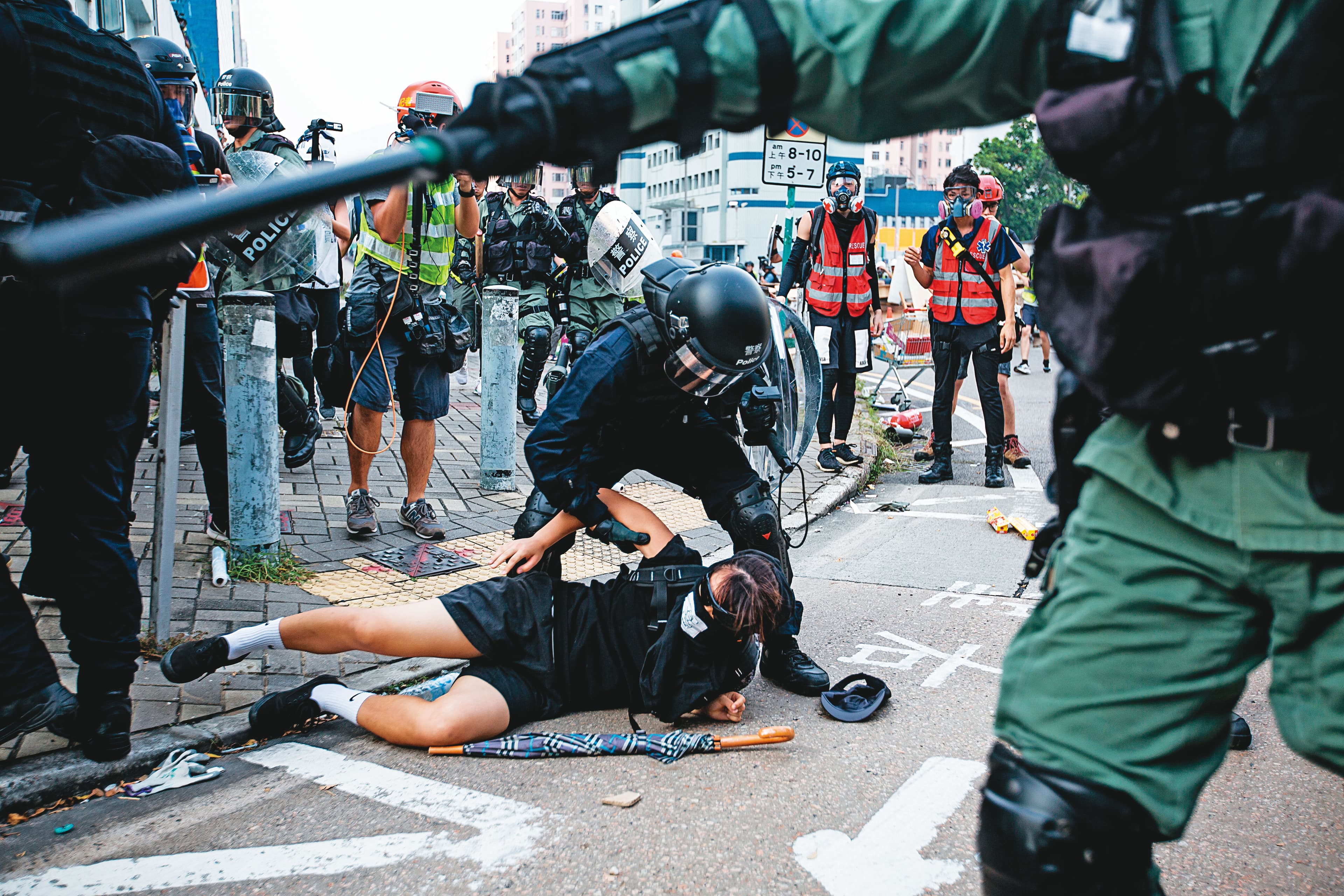 反修例運動至今持續不斷，抗議者在街頭遭警察強力逮捕的情景仍然經常可見。