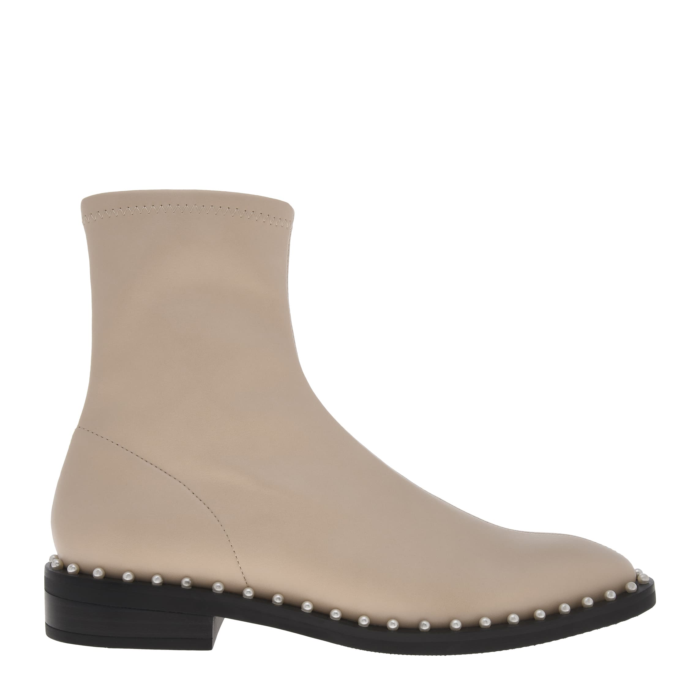 珍珠裝飾平底靴。NT$2,390。（CHARLES & KEITH提供）