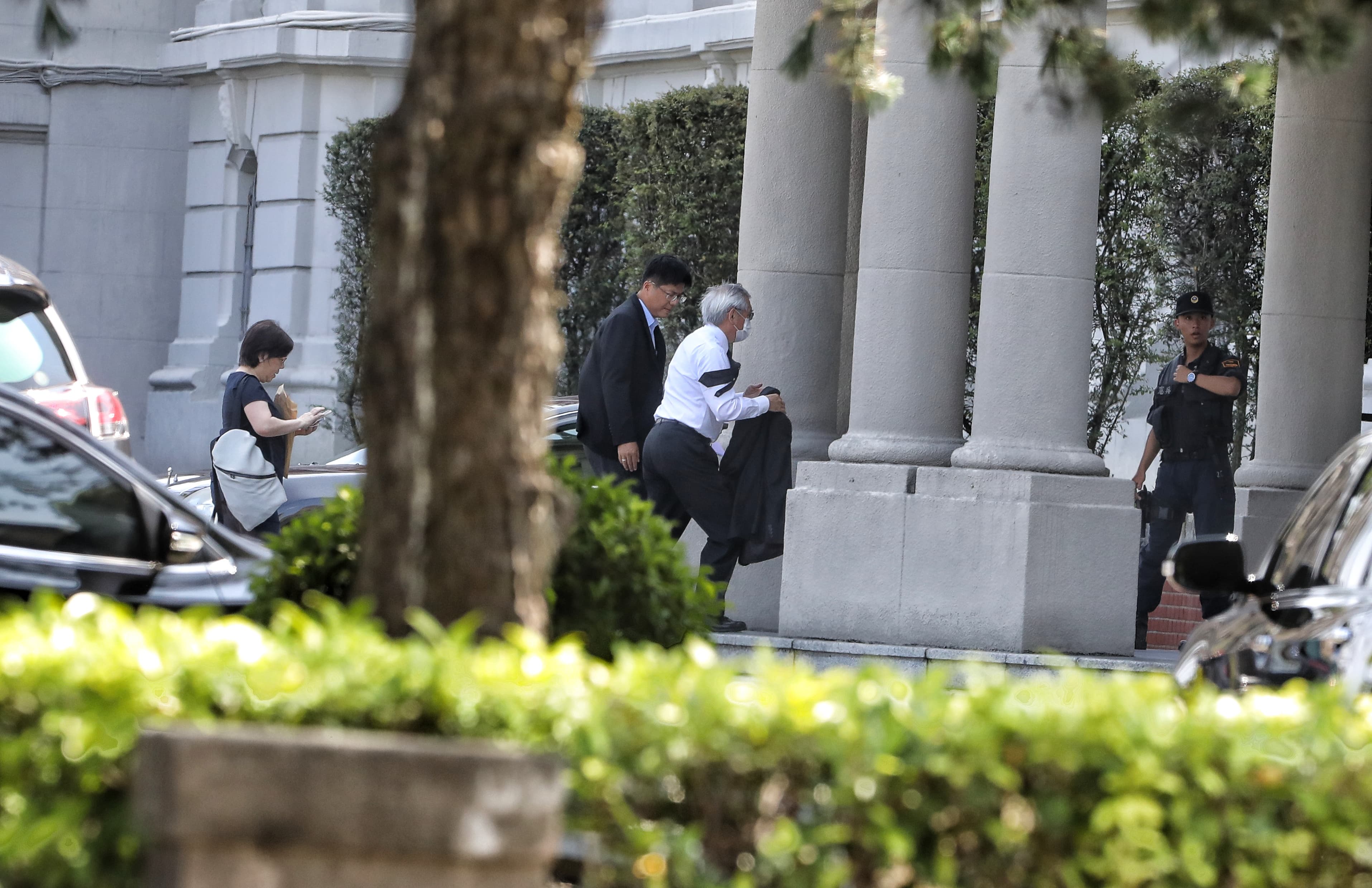 前總統李登輝女兒李安妮（左）、女婿賴國洲（右持西裝外套者）出席治喪大員會議。