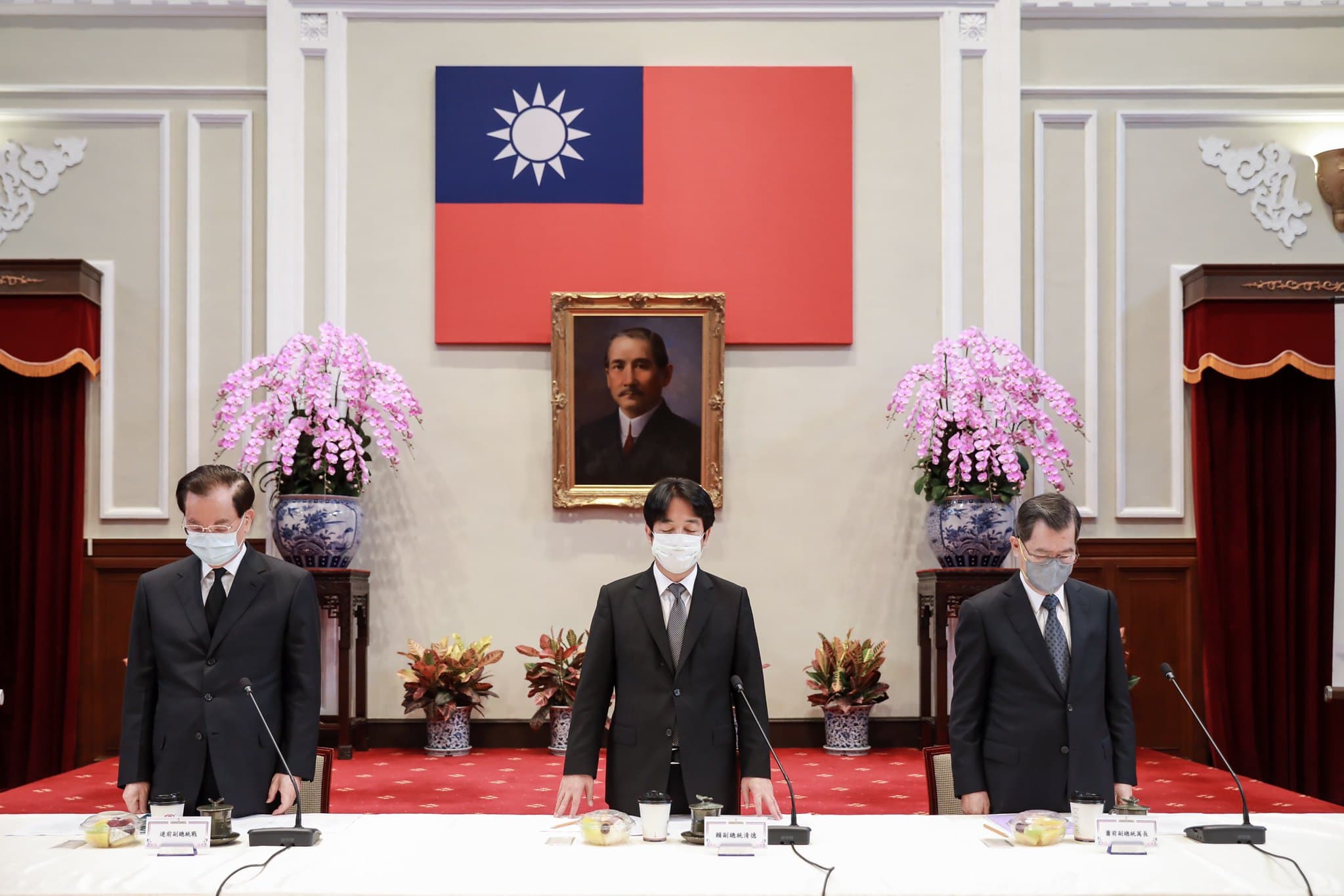 副總統賴清德（中）、前副總統連戰（左）、蕭萬長（右）為前總統李登輝逝世默哀。（總統府提供）