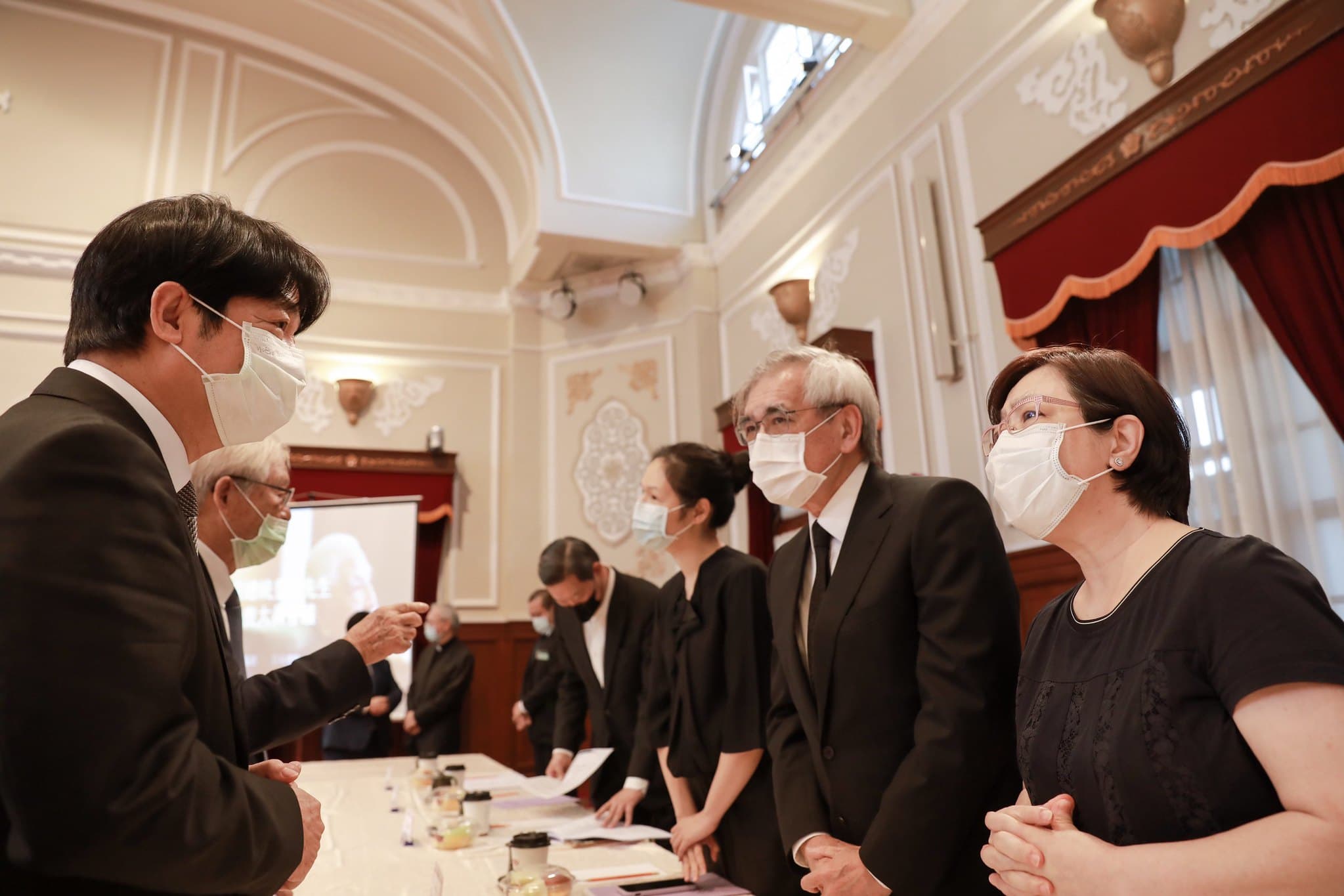副總統賴清德（左）向李登輝家屬李安妮（左起）、賴國洲、李坤儀致意。（總統府提供）
