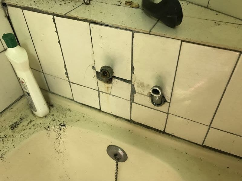 竊賊將屋主的水龍頭拔走。（中山分局提供）