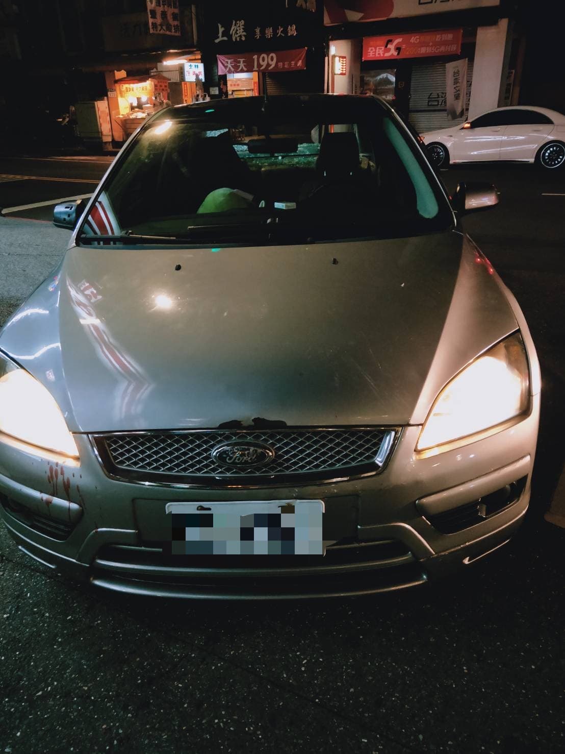 翁男車輛擋風玻璃全毀，車頭沾滿血跡。（翻攝畫面）