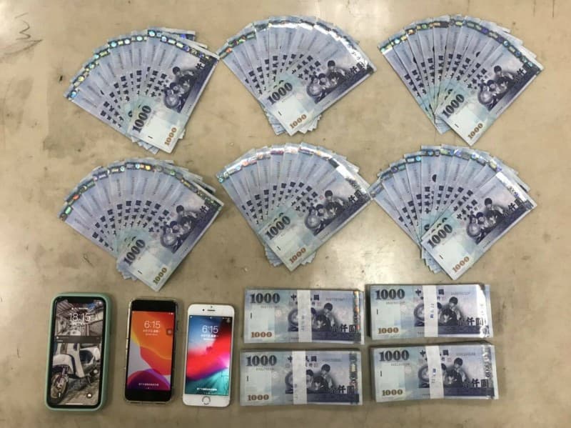 2人報警配合警方偵查，員警於指定面交處所附近埋伏，當場查獲20歲張姓、18歲黃姓2人詐欺車手。