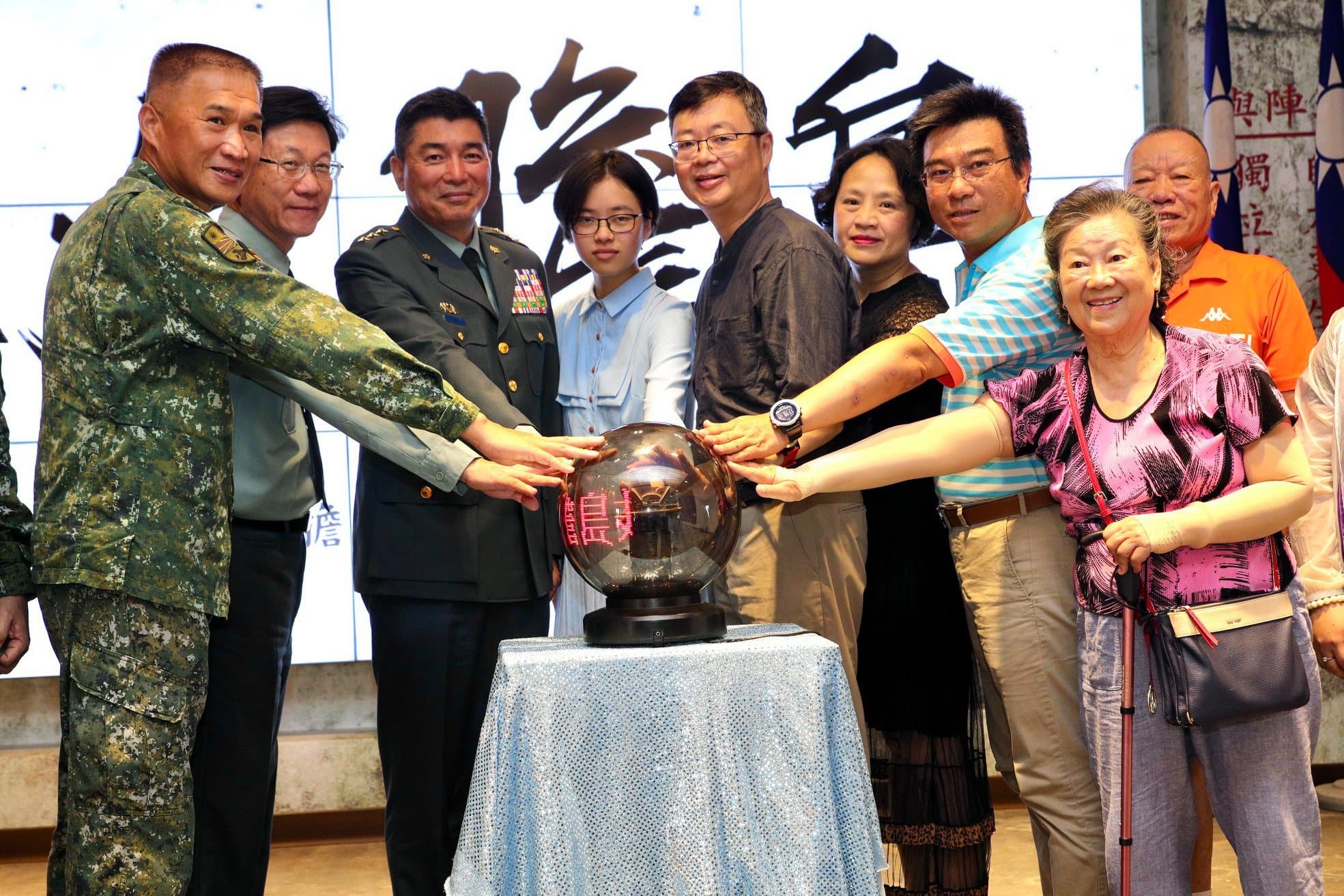 陸軍司令陳寶餘上將(左三)、金防部指揮官賀政(左一)與大二膽戰役遺族代表共同啟用大膽島生明廳數位隊史館。(金防部提供)