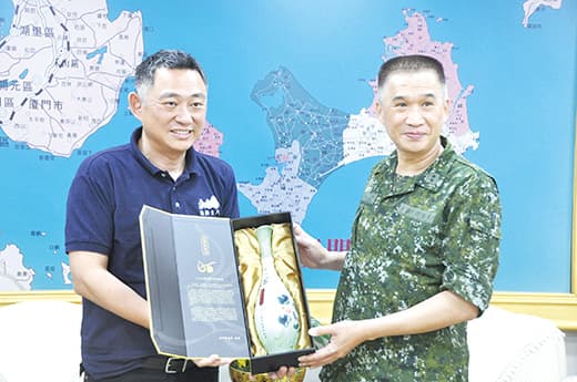 金防部指揮官賀政中將去年上任時拜會金門縣長楊鎮浯。（翻攝金門縣文化局官網）